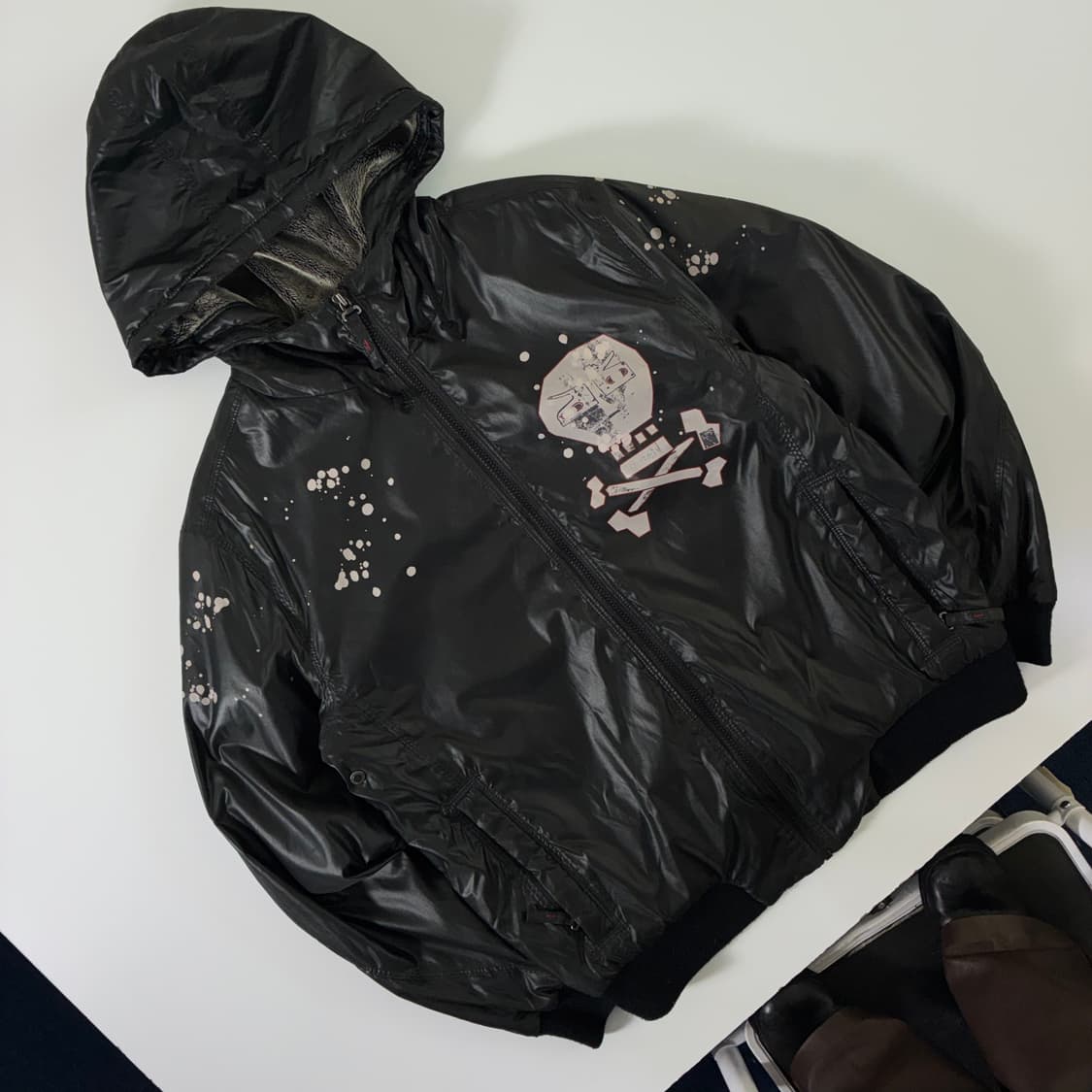 Levi's 리바이스 엔지니어드 스컬 페인팅 유광 후디 점퍼 상품이미지2