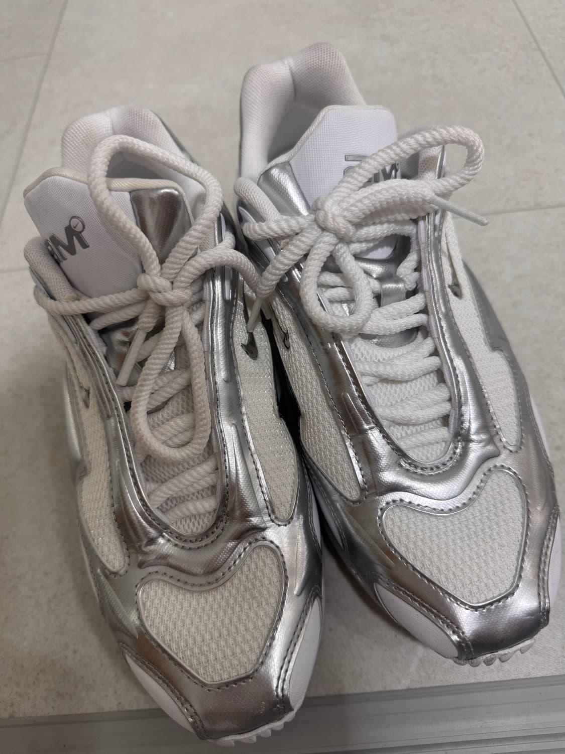 나이키 에어맥스 뮤즈 화이트 앤 메탈릭 실버 상품이미지4