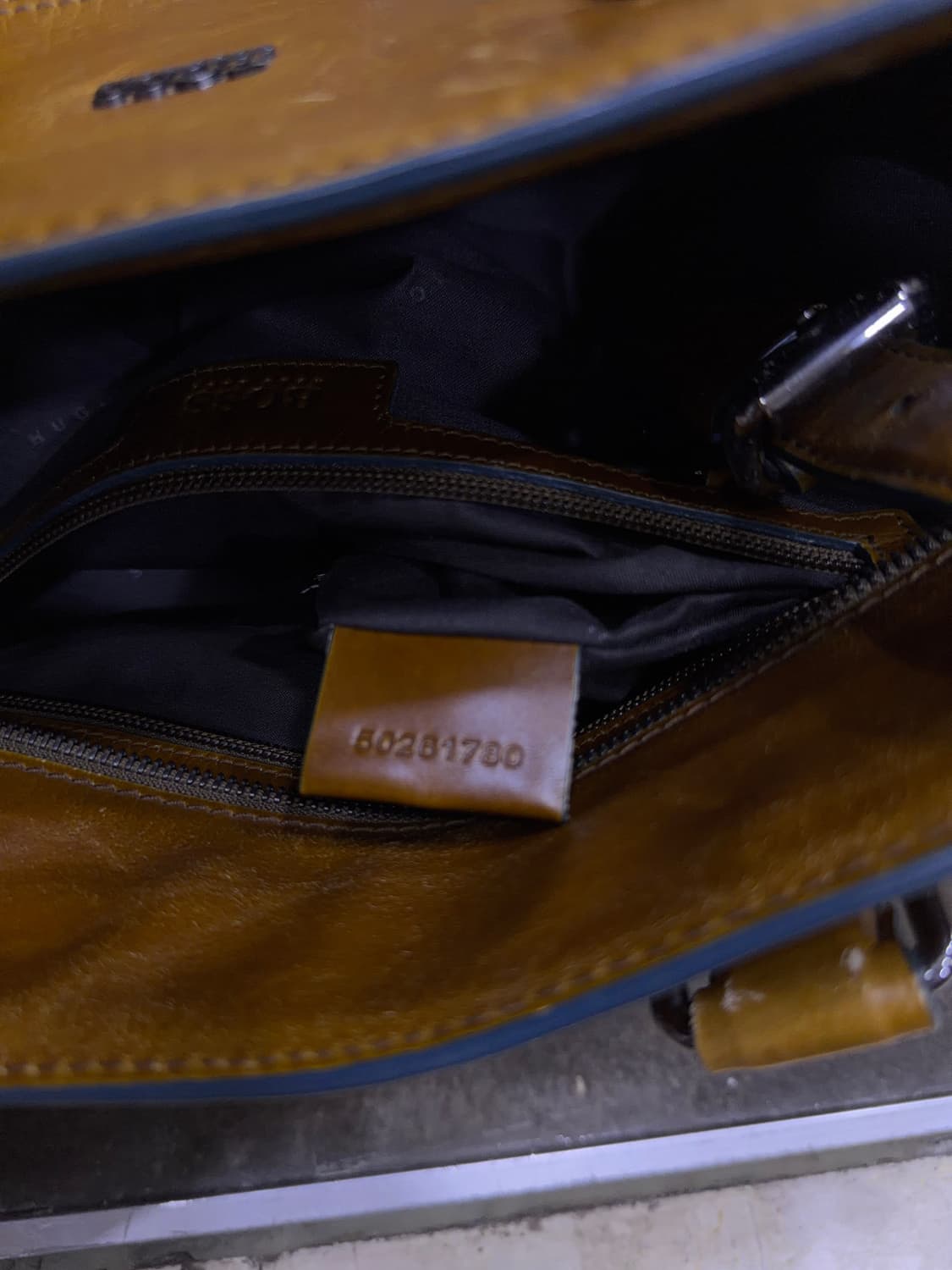 휴고보스 브라운 레더 가죽 빅토트 서류 가방 크로스백 상품이미지10