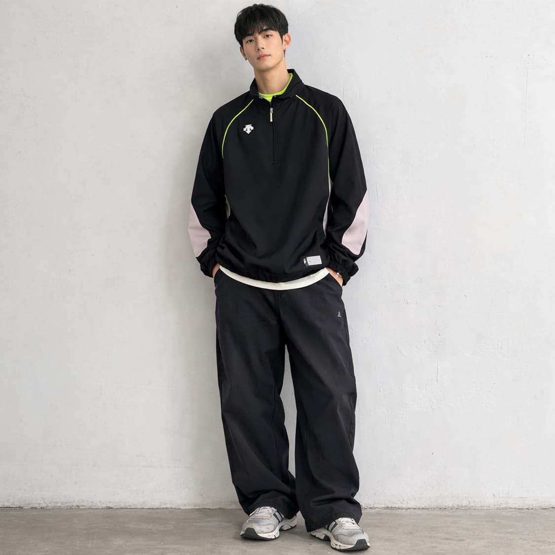 데상트 라인 배색 반집업 풀오버 바람막이 상품이미지1