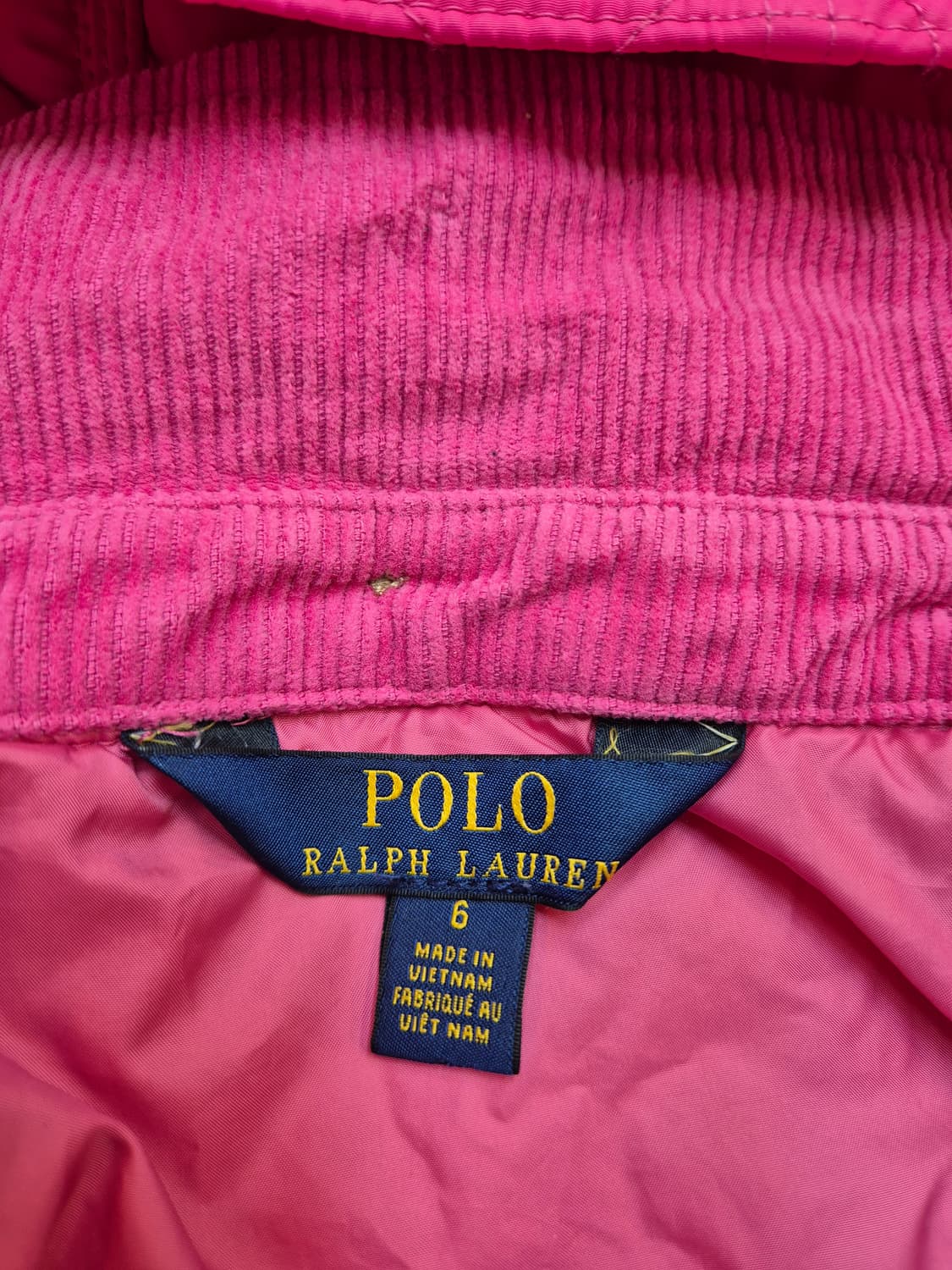 쨍한 핫핑크 컬러 폴로 퀼팅 자켓입니다. 겉감은 튼튼한 폴리 소재이고,  상품이미지3