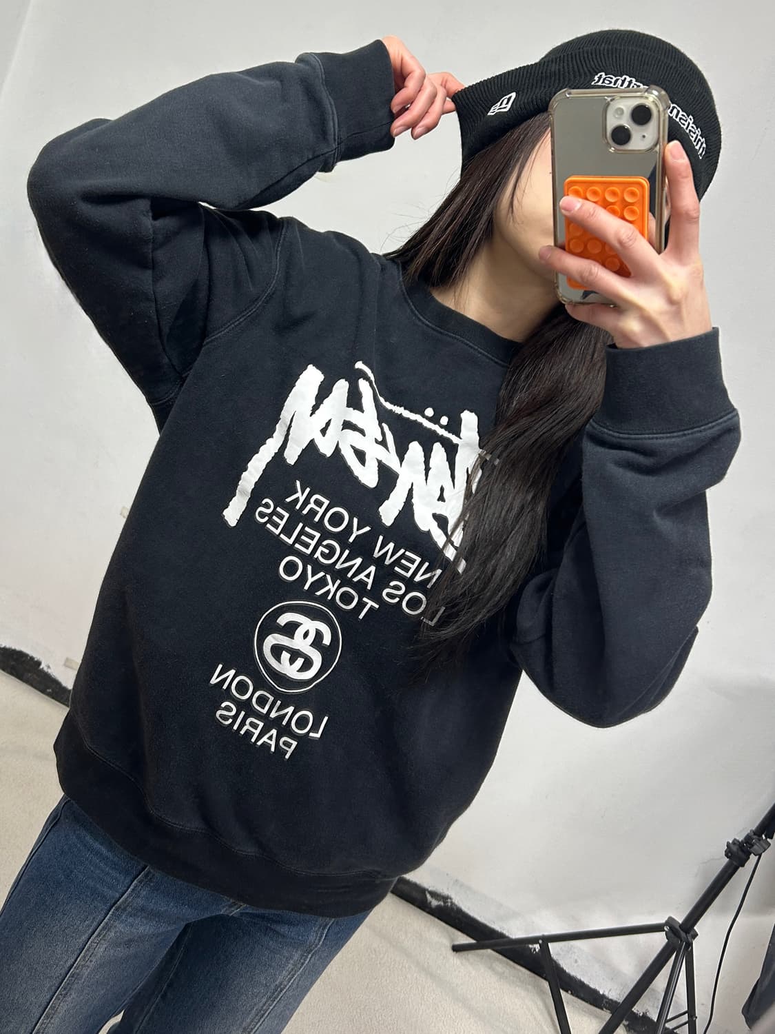 스투시 월드투어 빅로고 크루넥 맨투맨 블랙 상품이미지1