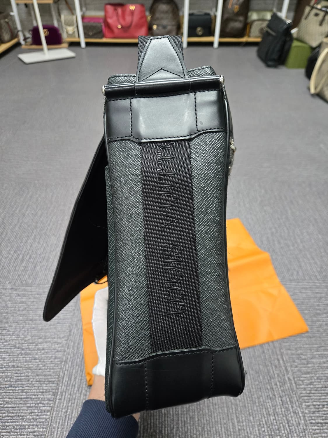 [특가][정품] 루이비통 타이거 디스트릭트 메신저백 상품이미지5