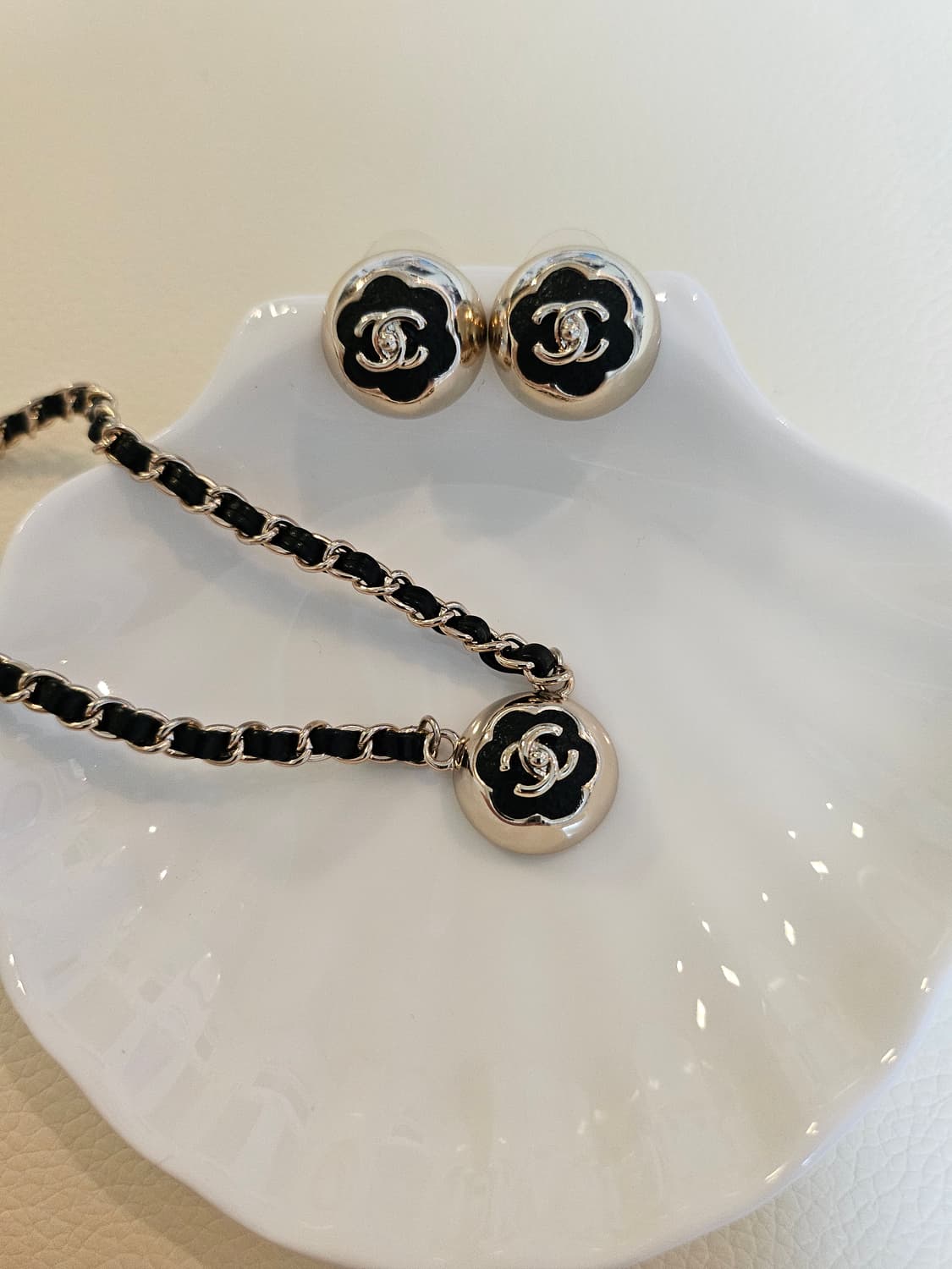 샤넬 블랙 투톤 까멜리아 턴락 가죽체인 목걸이 업사이클링  상품이미지7