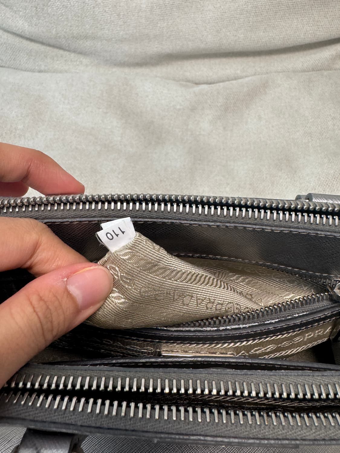 프라다 갤러리아백 실버컬러 스몰사이즈 상품이미지6