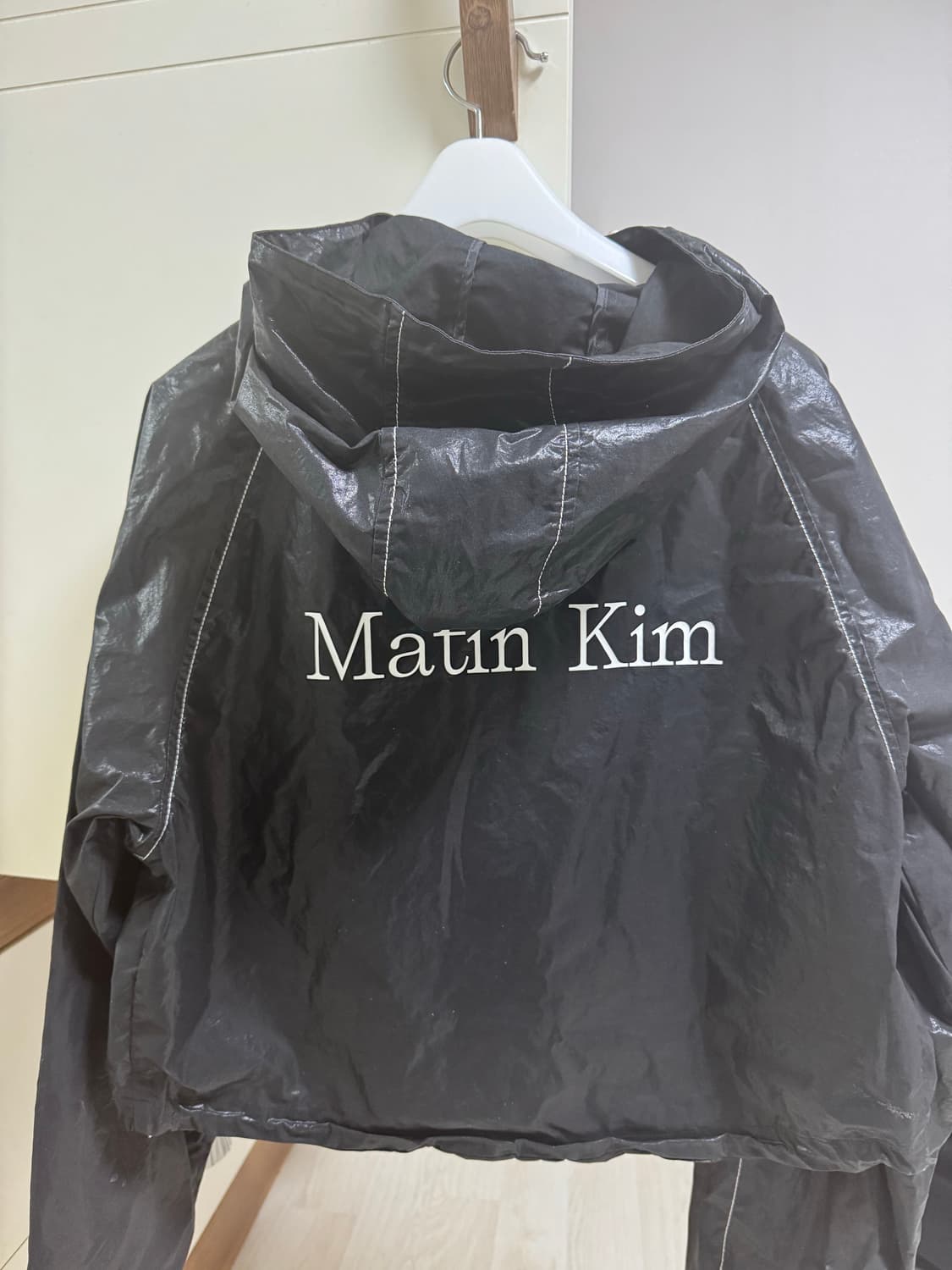 (W) 마뗑킴 마뗑 크롭 후디 코팅 점퍼 블랙 상품이미지1