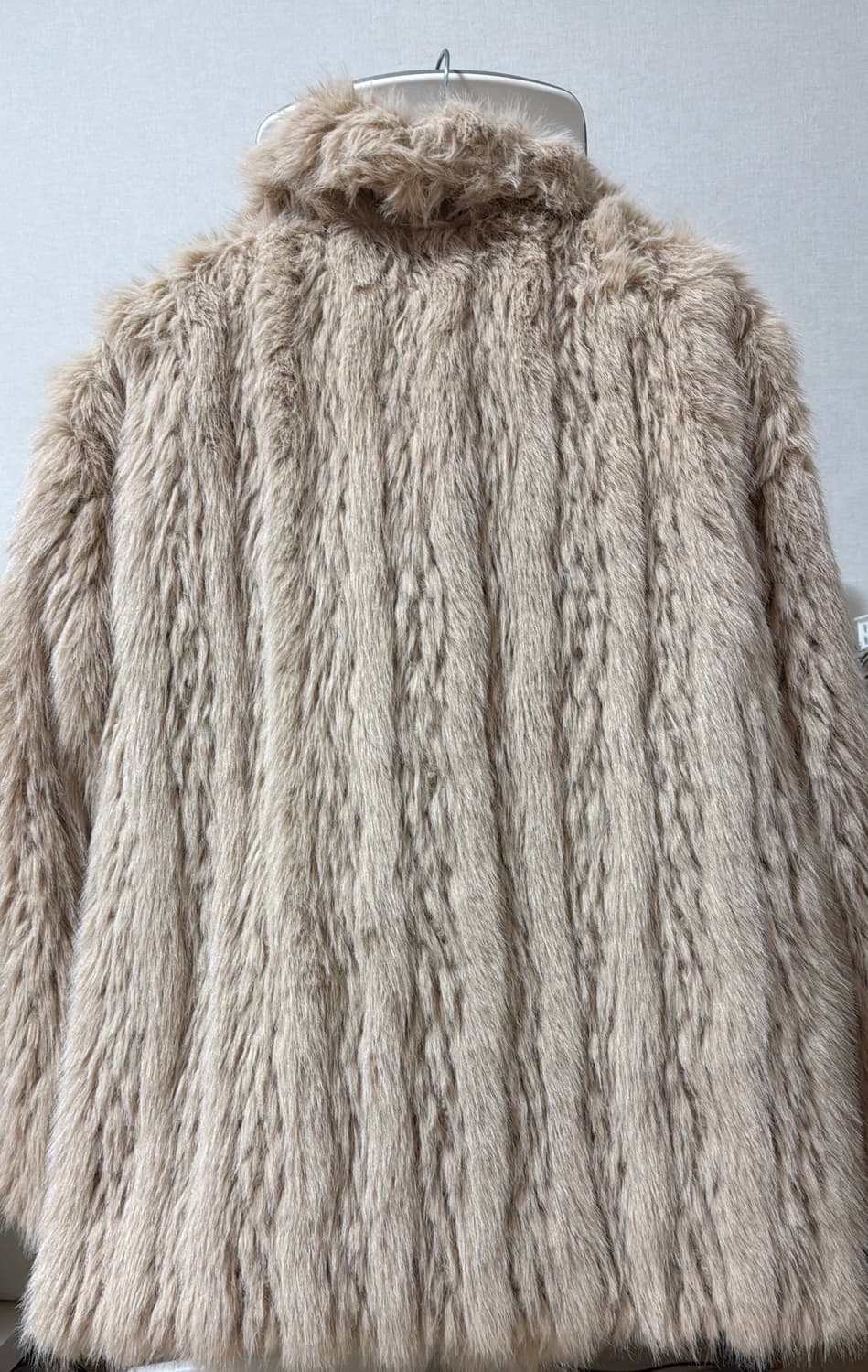 320쇼룸 에코 퍼 넥라인 훅 4버튼 자켓 베이지 상품이미지4