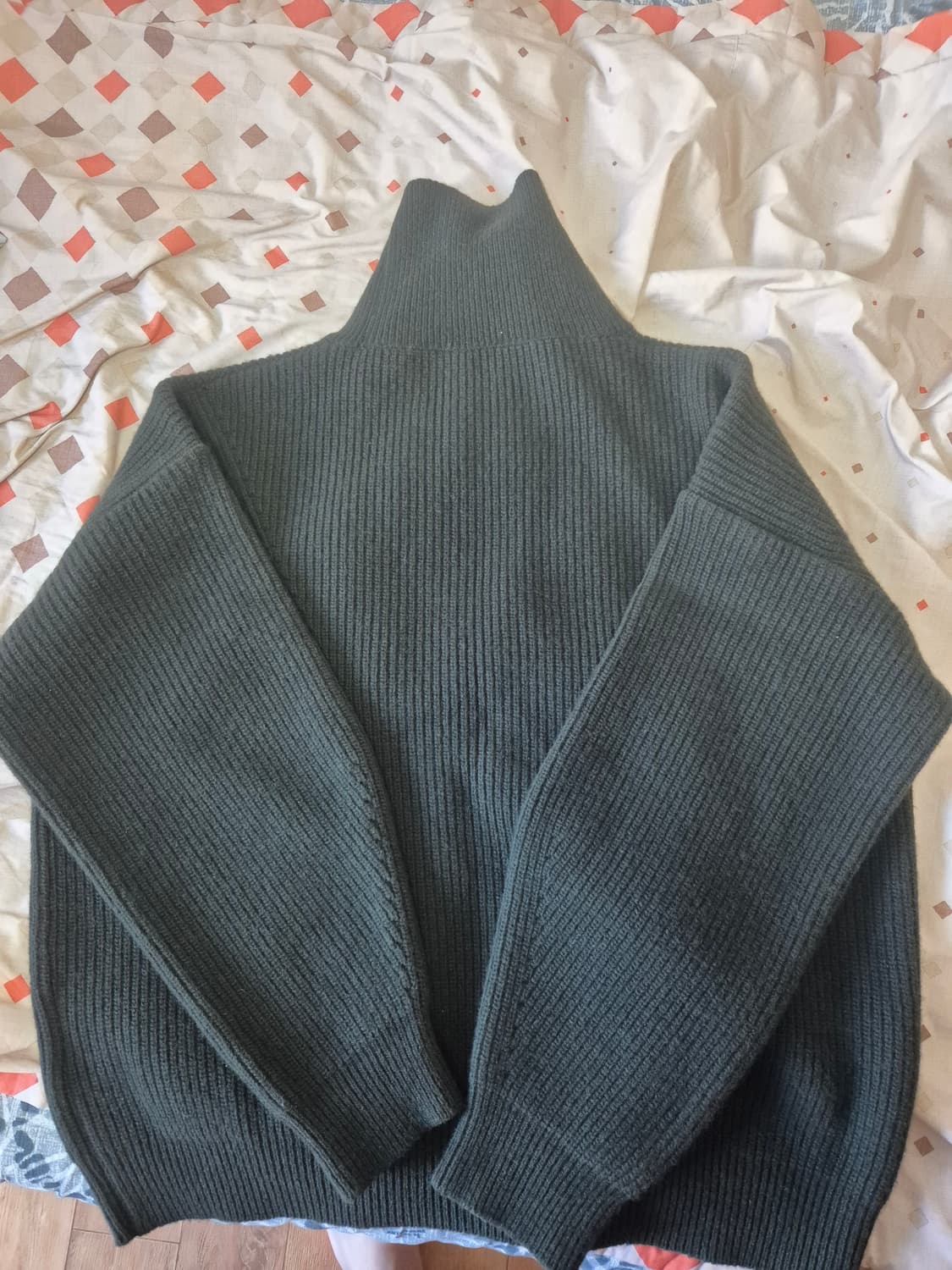 퍼스트플로어 슈퍼 오버사이즈 롤 넥 블랙올리브 48 상품이미지1