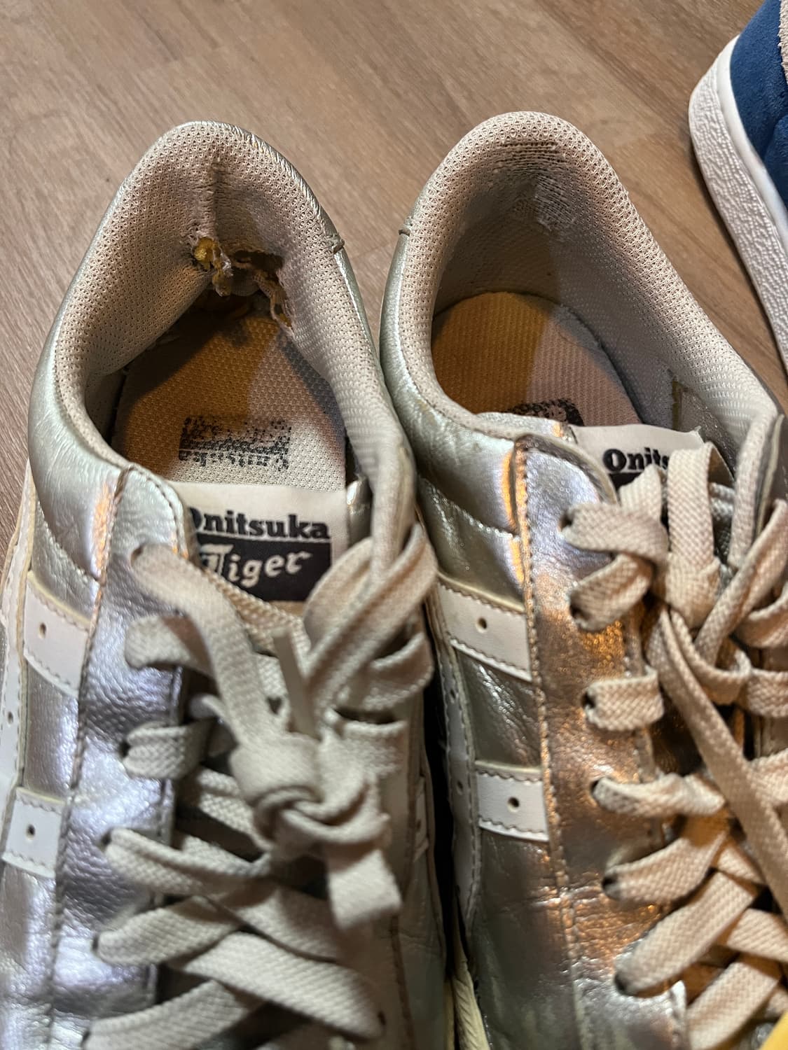 오니츠카타이거 실버 스니커즈 245mm 상품이미지2