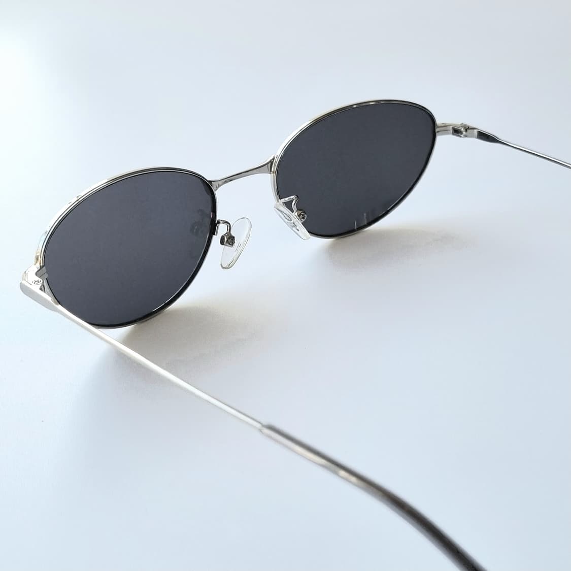 데드스탁 메탈 오벌쉐입 초경량 선글라스 상품이미지3