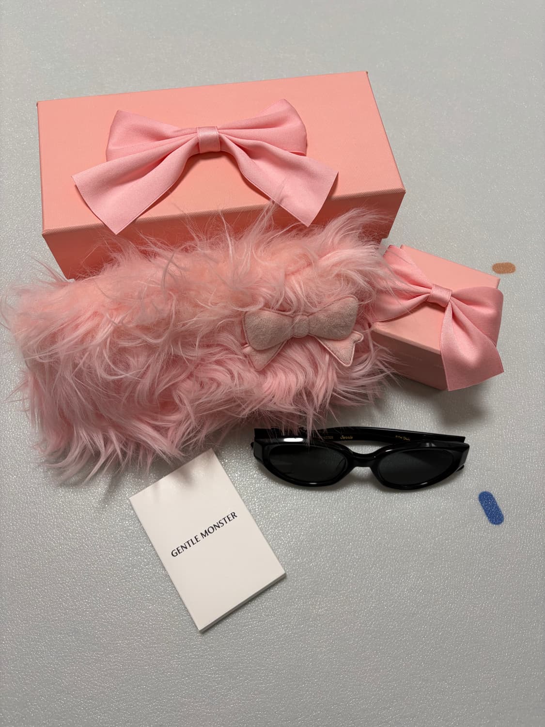 젠틀 몬스터 x 제니 살롱 피쉬 테일 01 블랙 그레이 상품이미지1