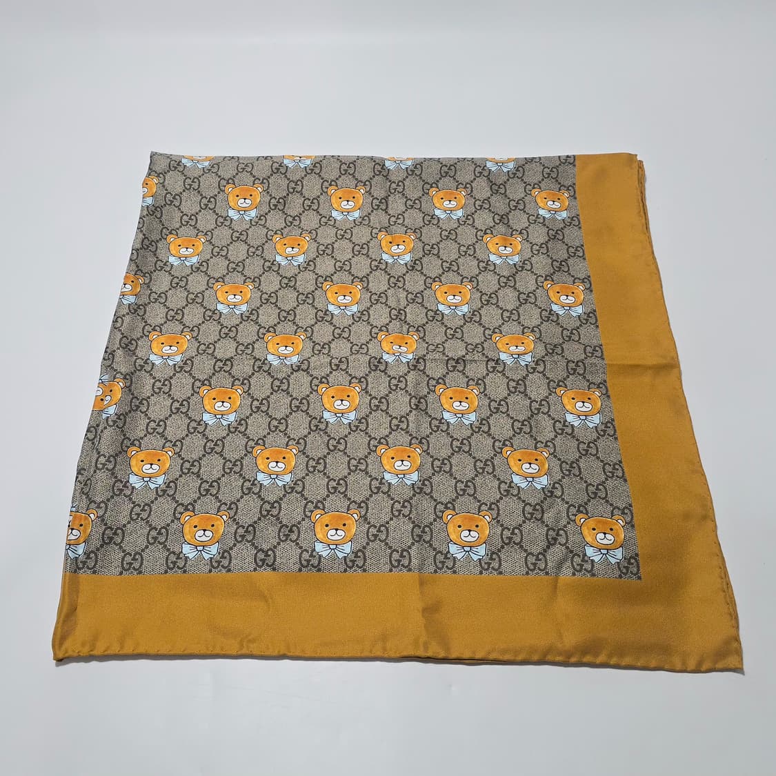 구찌 GG 수프림 엑소 카이 콜라보 테디베어 리미티드 에디션 실크 스카프 상품이미지3