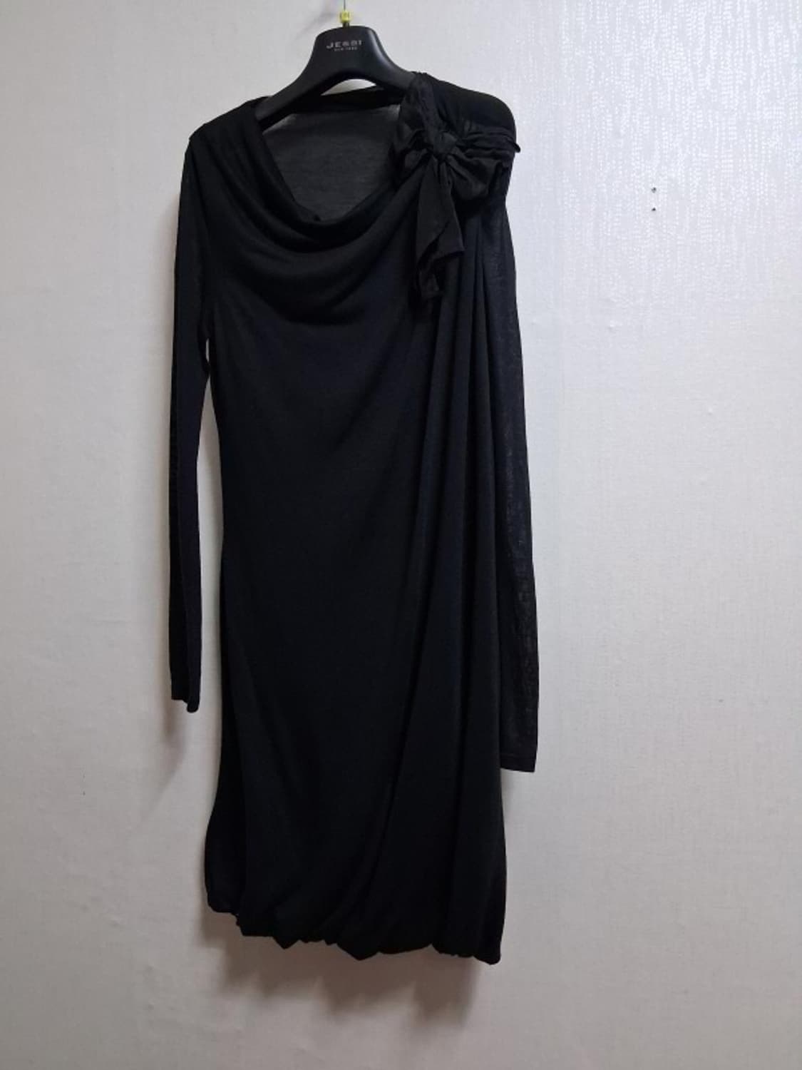 MAX&CO 막스앤코 검정 실루엣 원피스 미디기장 슬림한55
원 상품이미지1