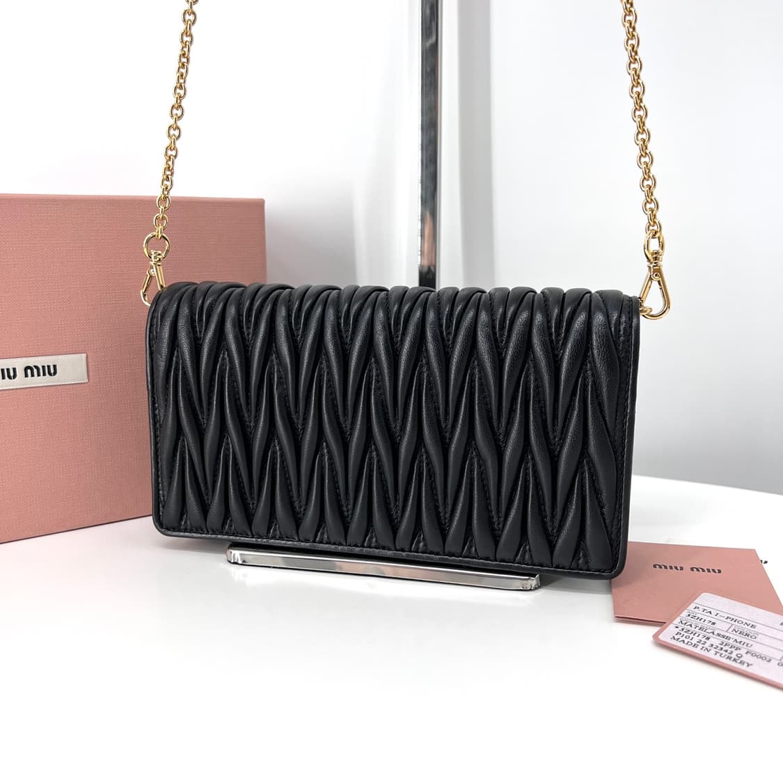 미우미우 마테라쎄 나파 체인 크로스백 블랙 (5ZH178) 상품이미지4