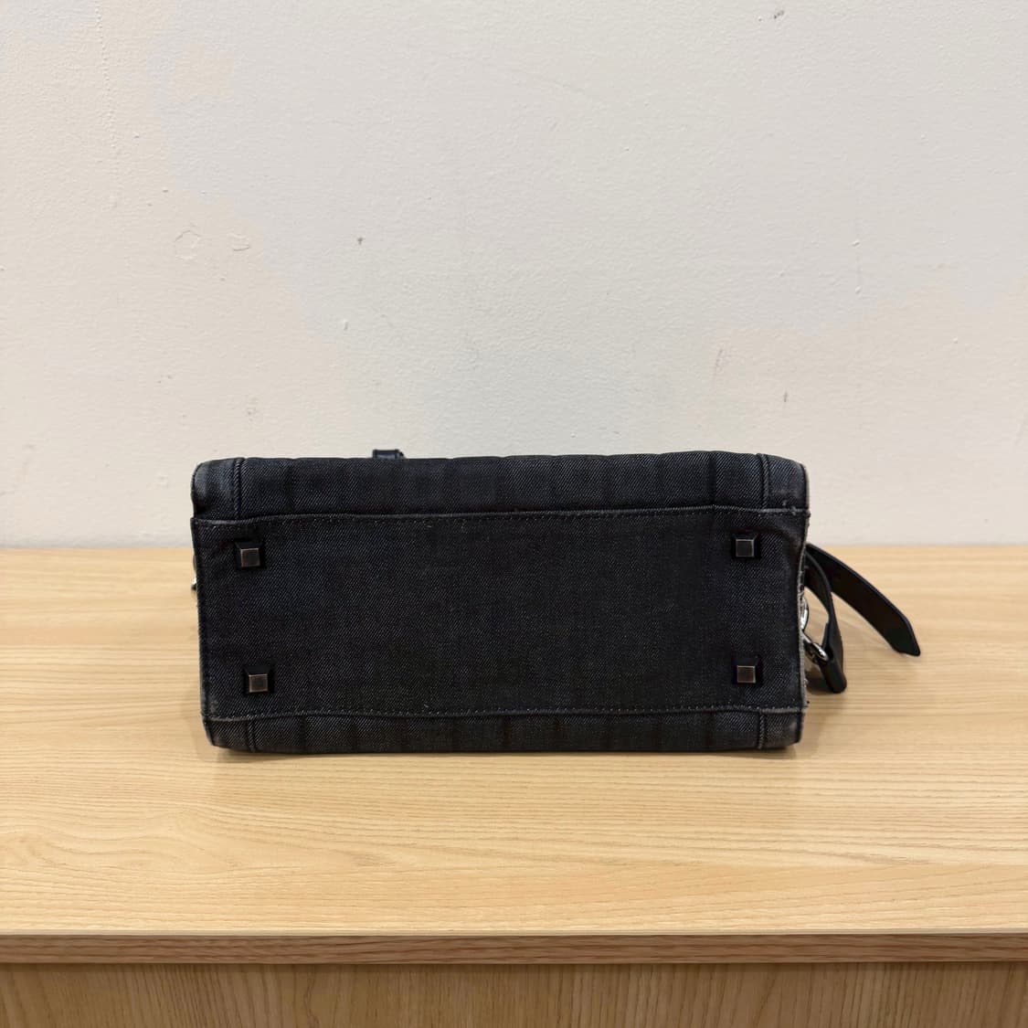 디젤 토트 숄더백 퀼팅 패턴 투웨이 스트랩 지퍼 수납 디테일 블랙 상품이미지4