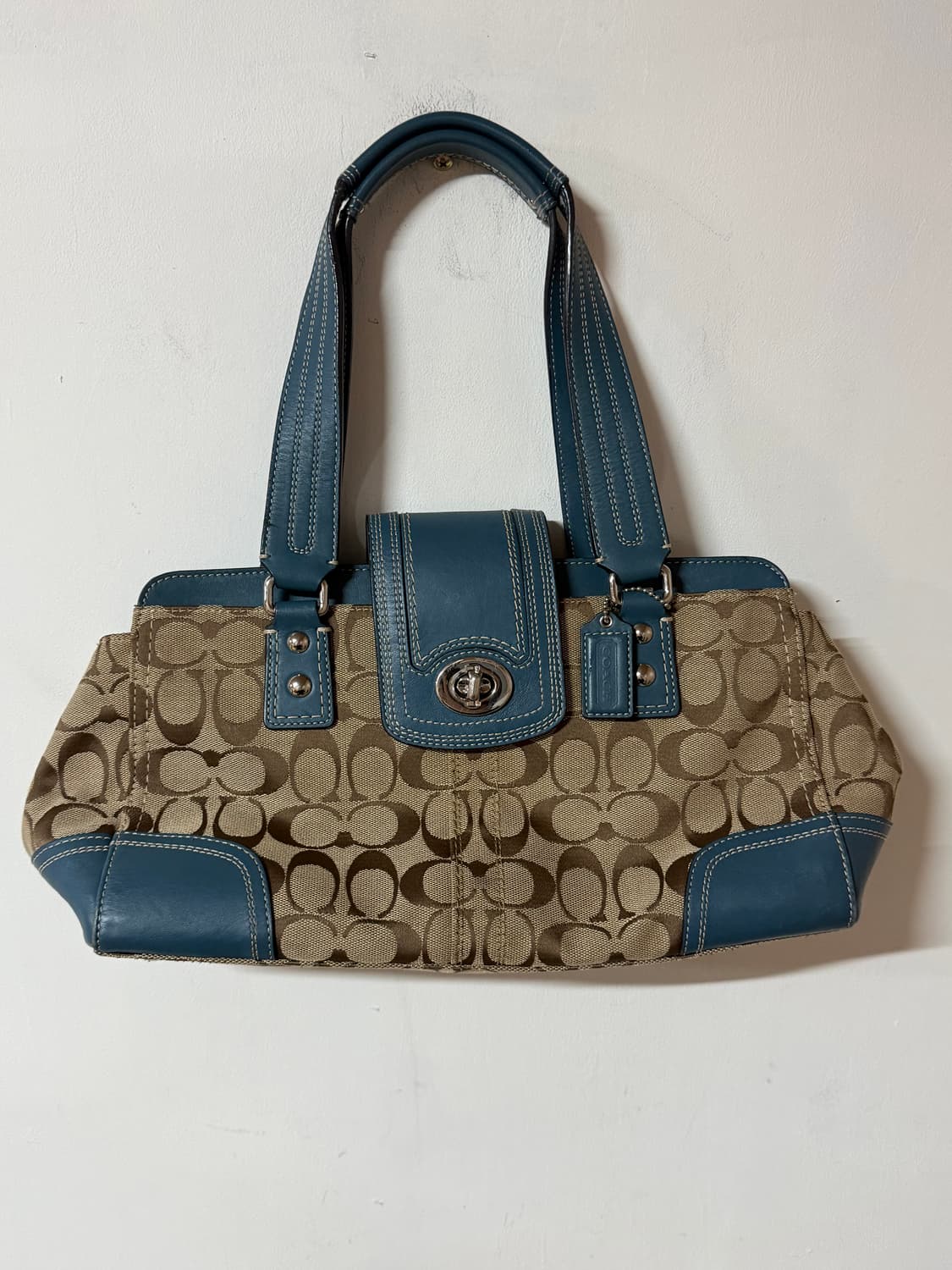 마지막 할인 코치 y2k 시그니처라인 자카드 블루 레더 숄더백 상품이미지2