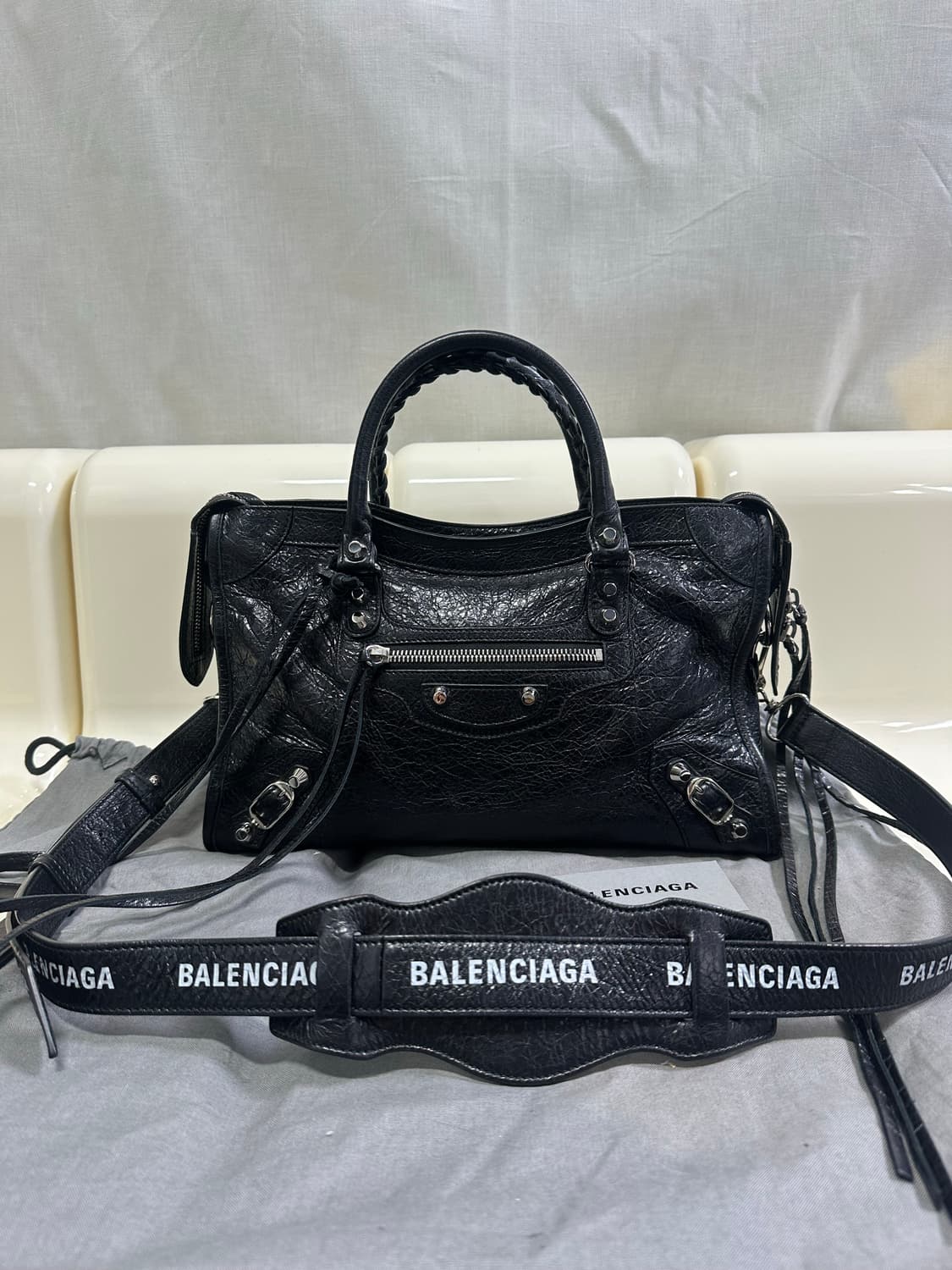 [A+ 정품] 발렌시아가 시티 모터백 스몰 로고스트랩 상품이미지2