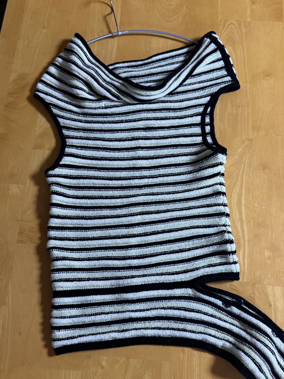 오픈와이와이 EMBOSSED STRIPE COWL TOP 상품이미지3