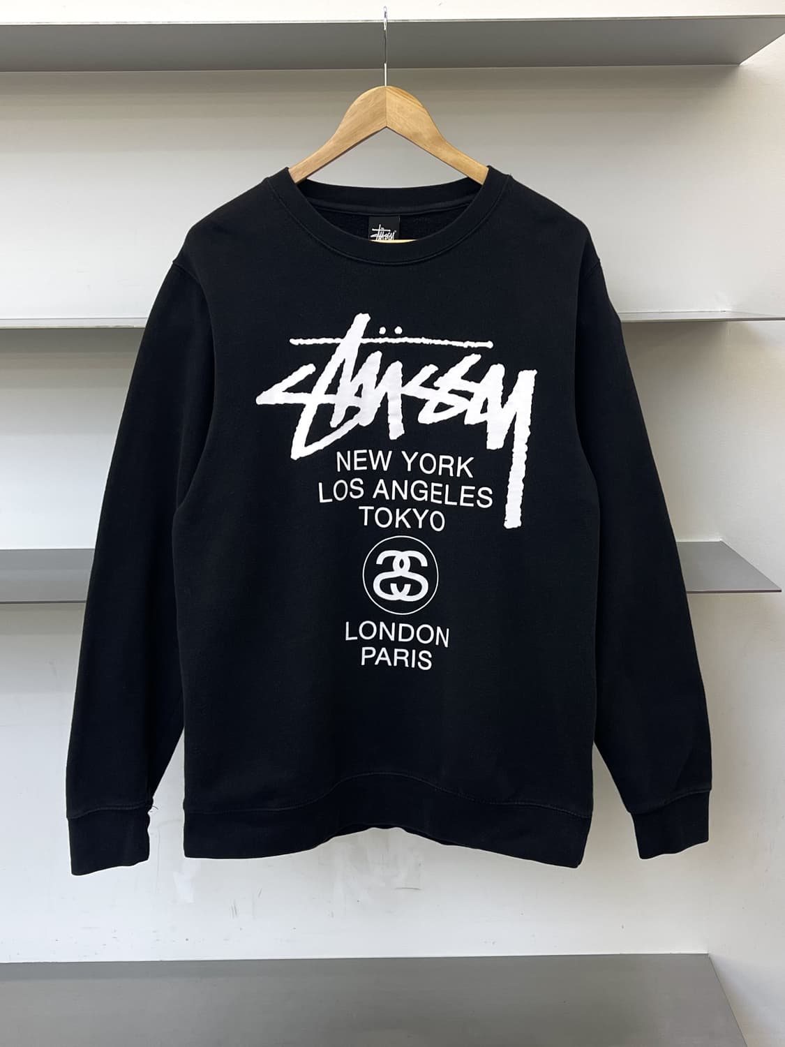 스투시 월드 투어 스탁 로고 크루넥 스웻셔츠 상품이미지1
