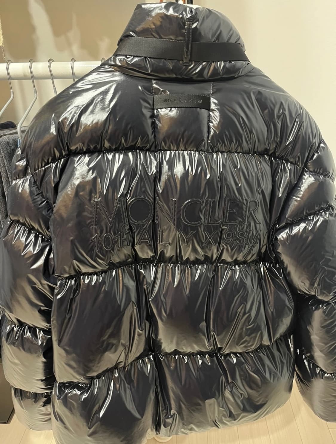 몽클레어 1017 알릭스 콜라보 유광 패딩 상품이미지4