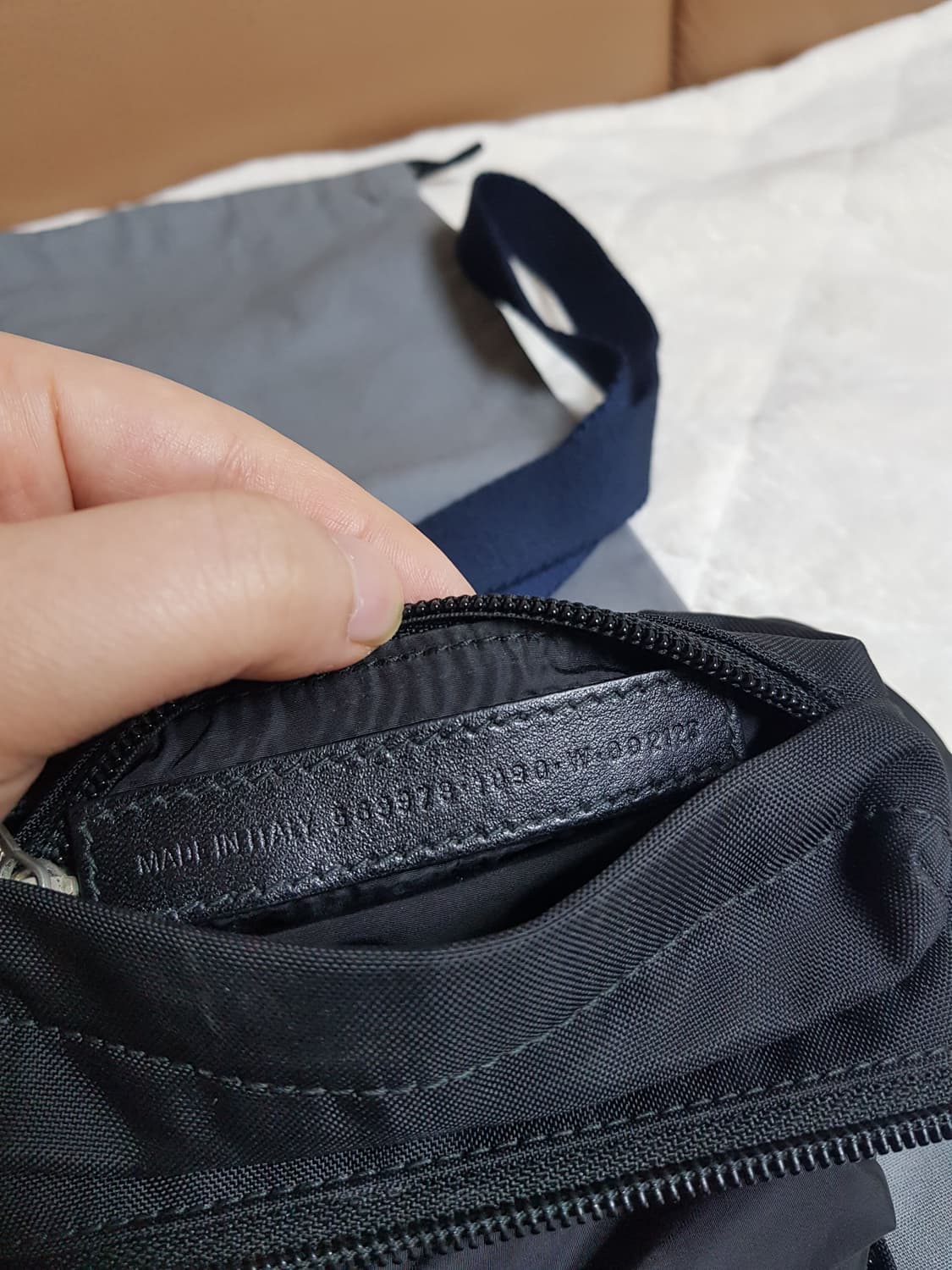 발렌시아가 휠 스몰 벨트백 힙색 블랙 상품이미지6