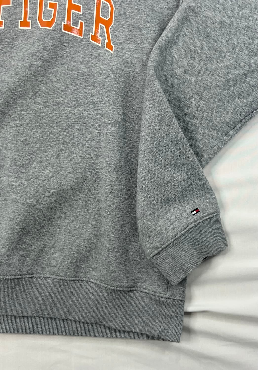타미힐피거 그레이 맨투맨 티셔츠 상품이미지3