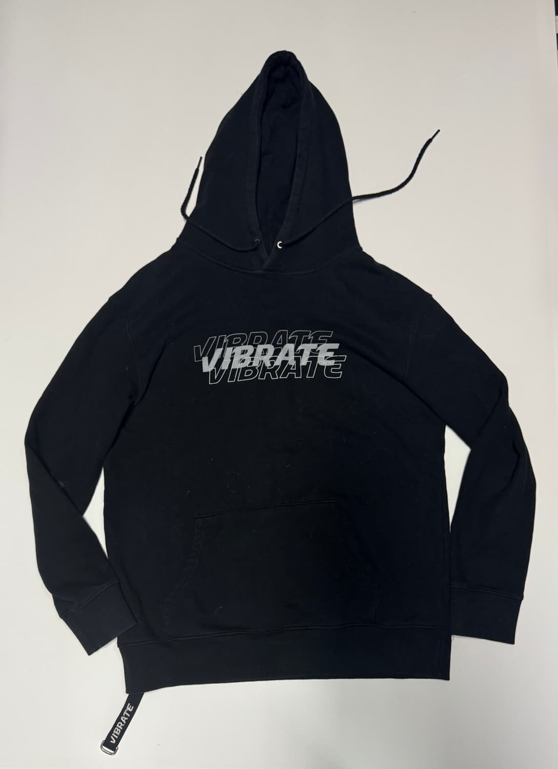 바이브레이트 앞 프린팅 스웻 후드티 블랙 상품이미지1