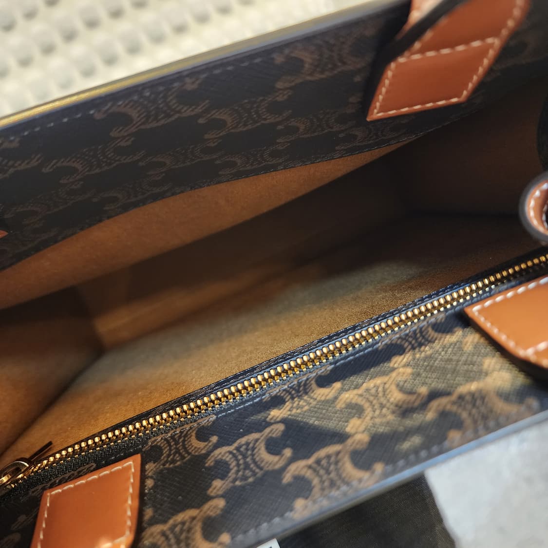 새상품급 셀린느 트리오페 캔버스 버티컬 카바스 스몰 토트백 블랙 탄 상품이미지7