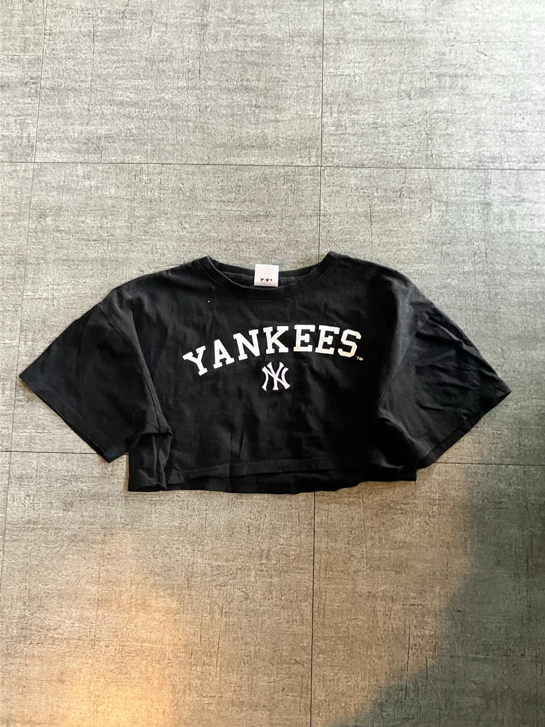 Mlb 엠엘비 핀터깔y2k 양키스 중앙로고 크롭 반팔티셔츠 상품이미지1