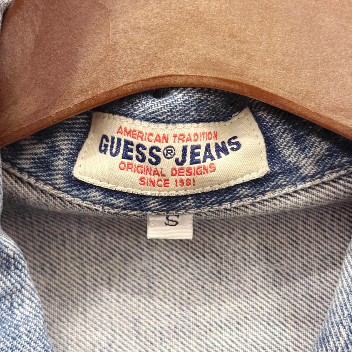 게스 데님 자켓 워싱 버튼업 카라 긴팔 투포켓 플랩 버튼 디테일 연청 상품이미지7