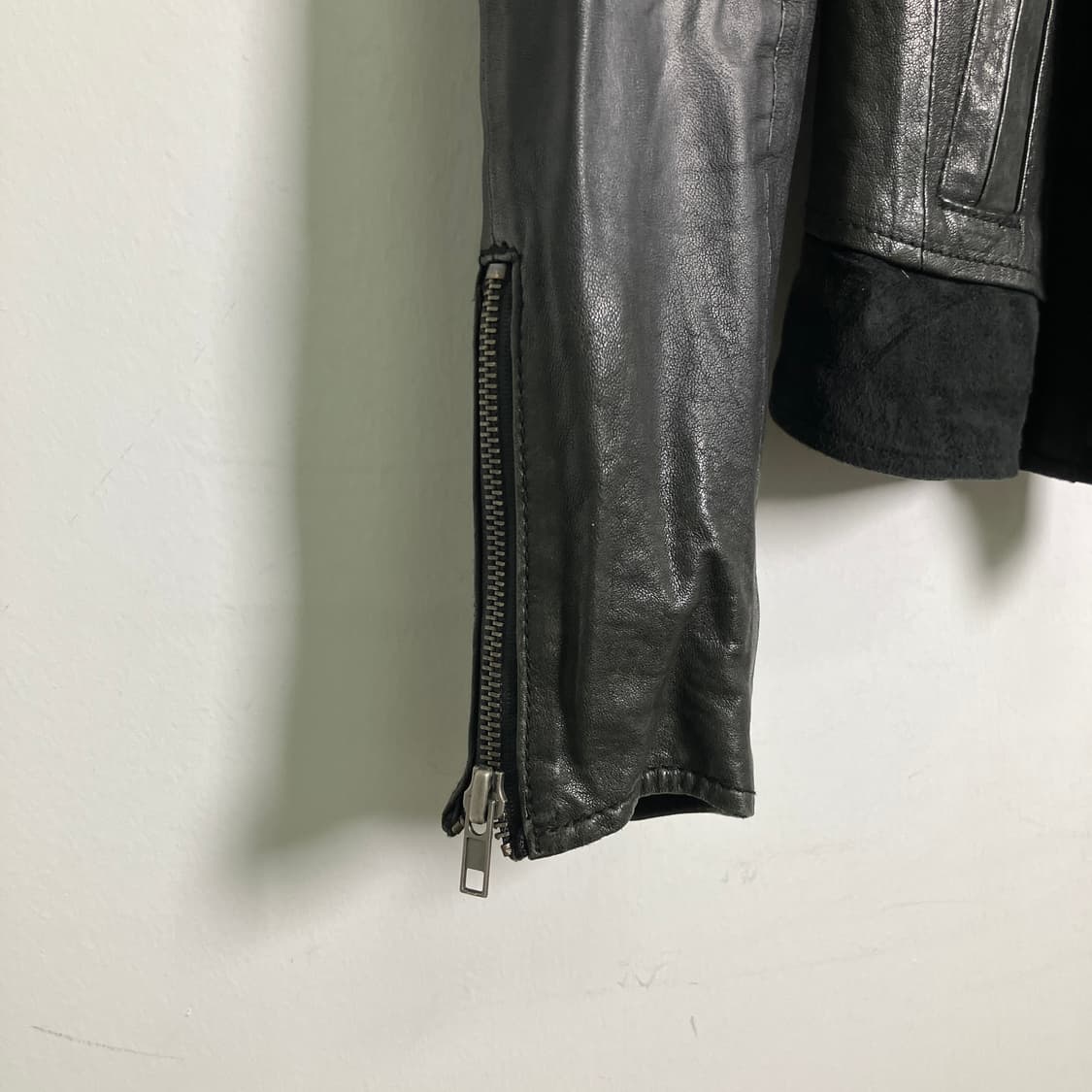 시스템 비대칭 사선 하이넥 램스킨 자켓  상품이미지9