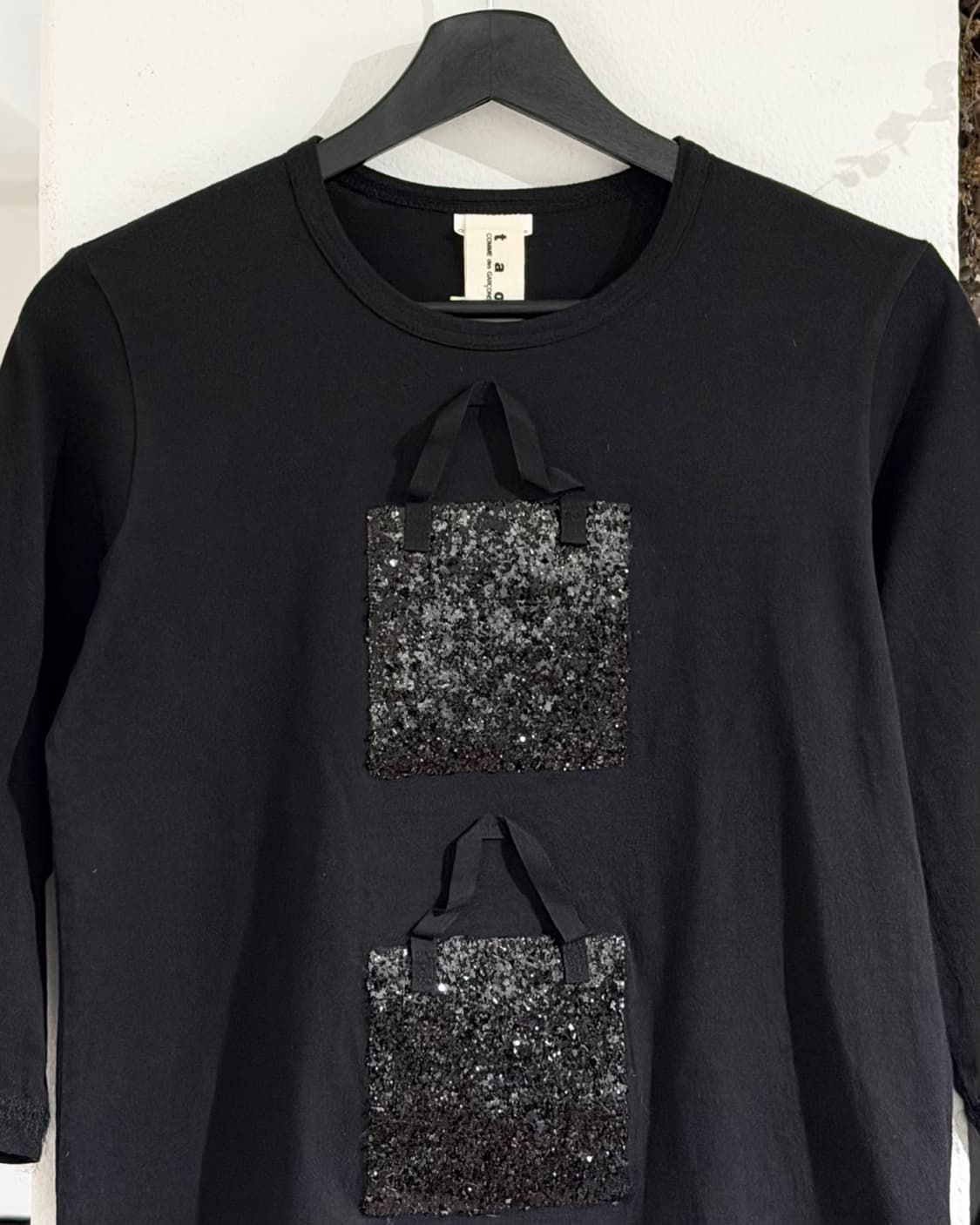 꼼데가르송 타오 블랙 백 패턴 시퀸장식 7부 티셔츠 상품이미지4