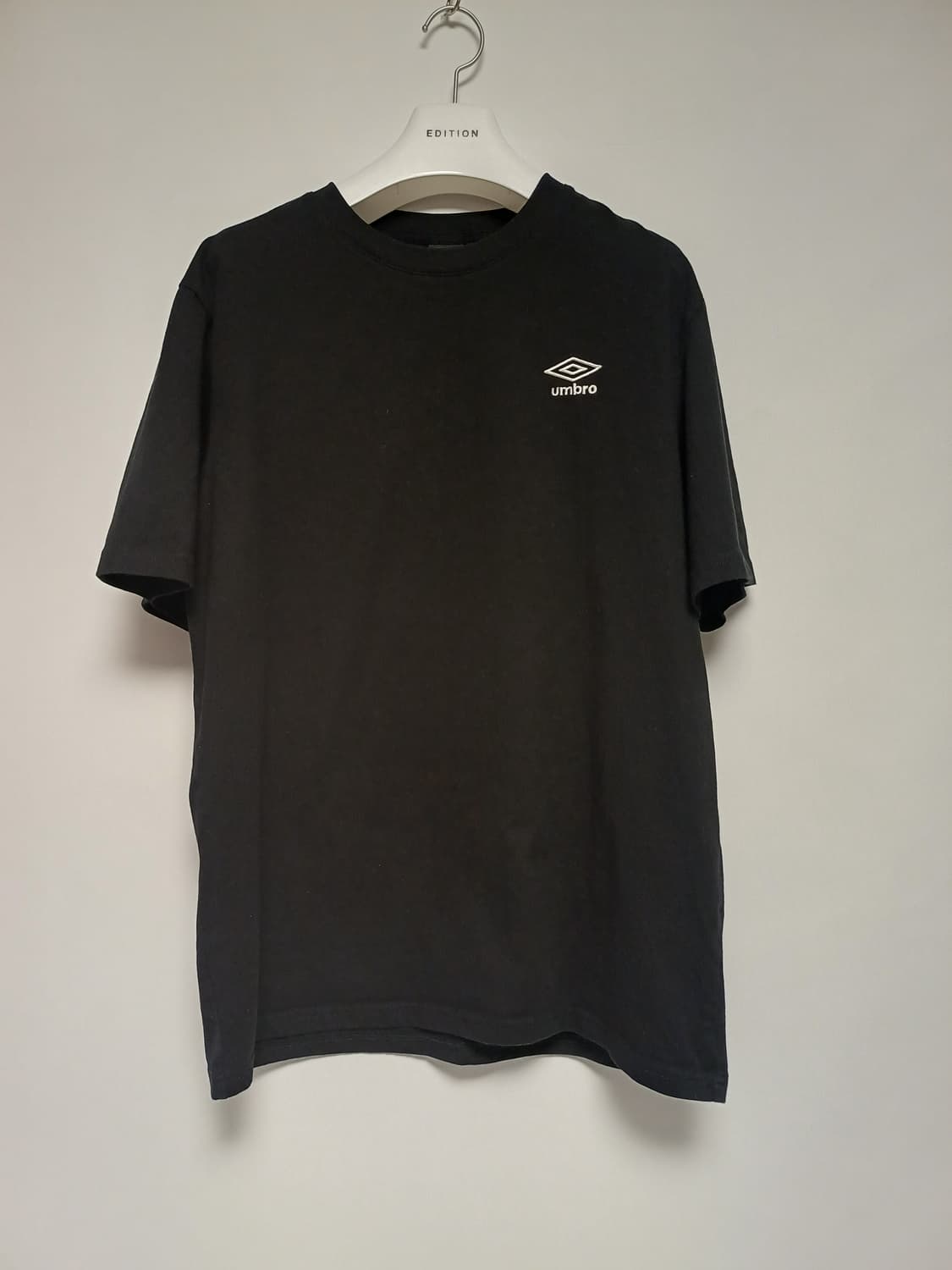 [105/XL] 엄브로 자수 로고 반팔 티셔츠 블랙 (데상트코리아 정품) 상품이미지1