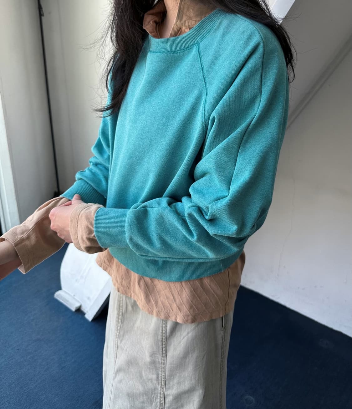 Design tuck sleeve cropped sweat P/O 상품이미지9