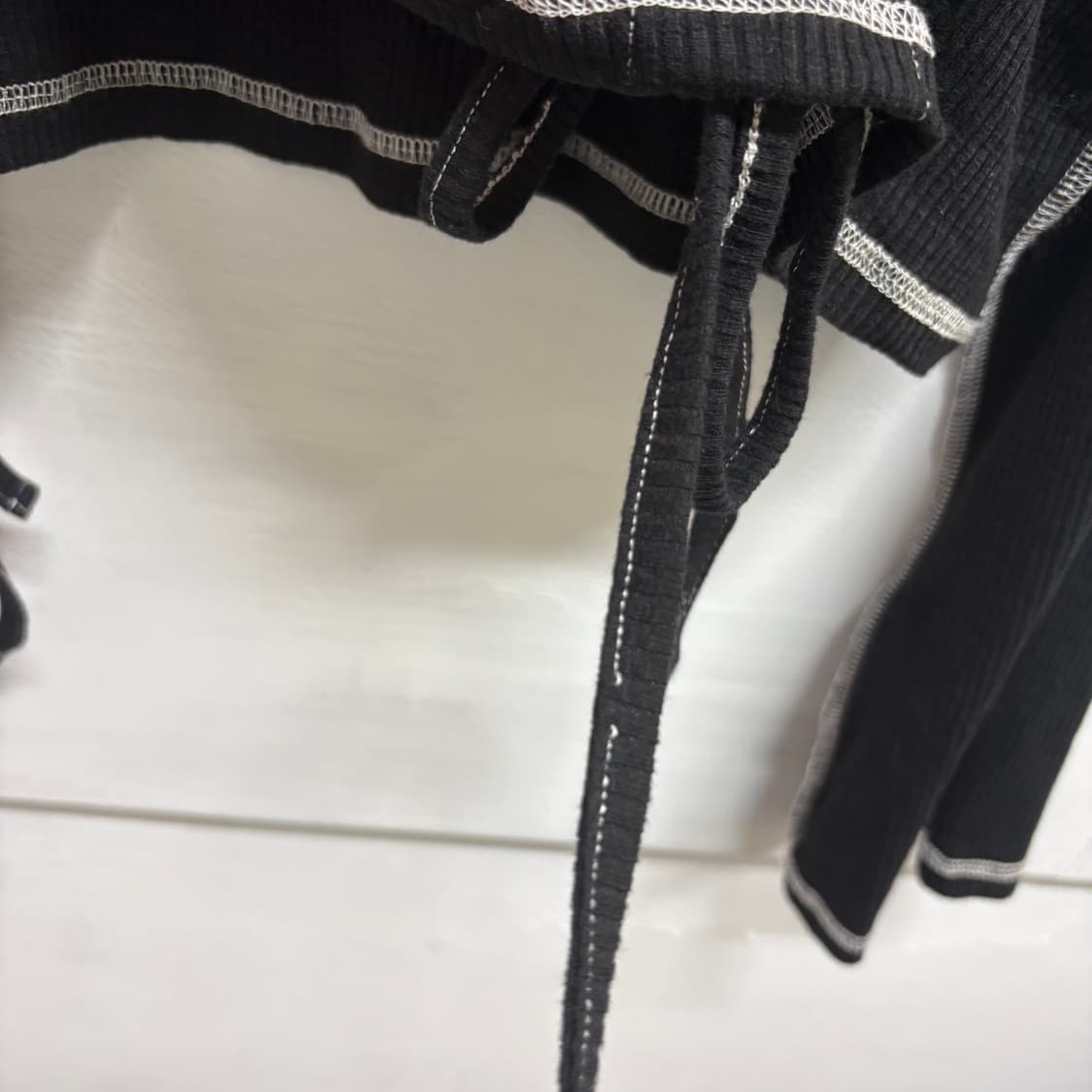 JOUETIE 블랙 컷아웃 크롭 스트링 셔링 리본 탑  상품이미지2