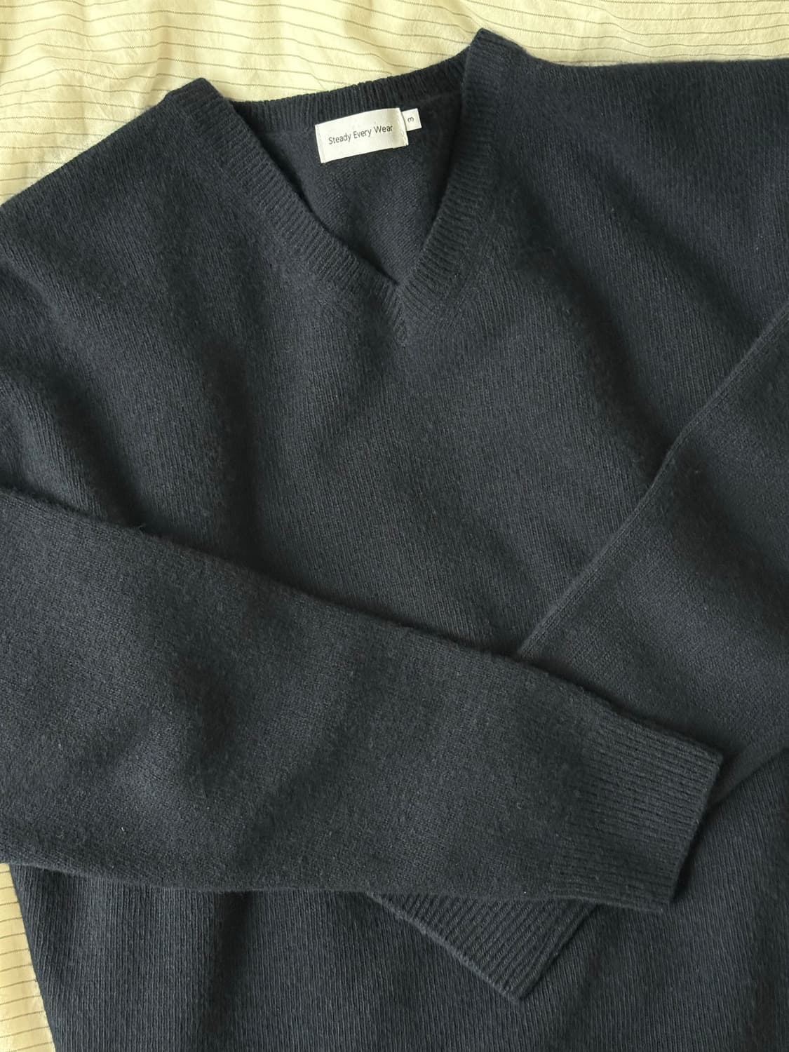 스테디에브리웨어 코지 울 캐시미어 브이넥 니트 다크네이비 상품이미지1