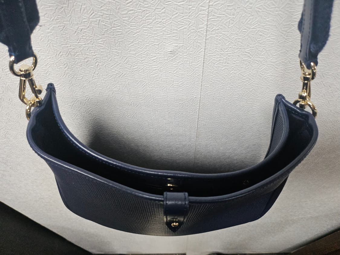 라코스테 가죽 시그니쳐 스틸 로고 크로스백 상품이미지5