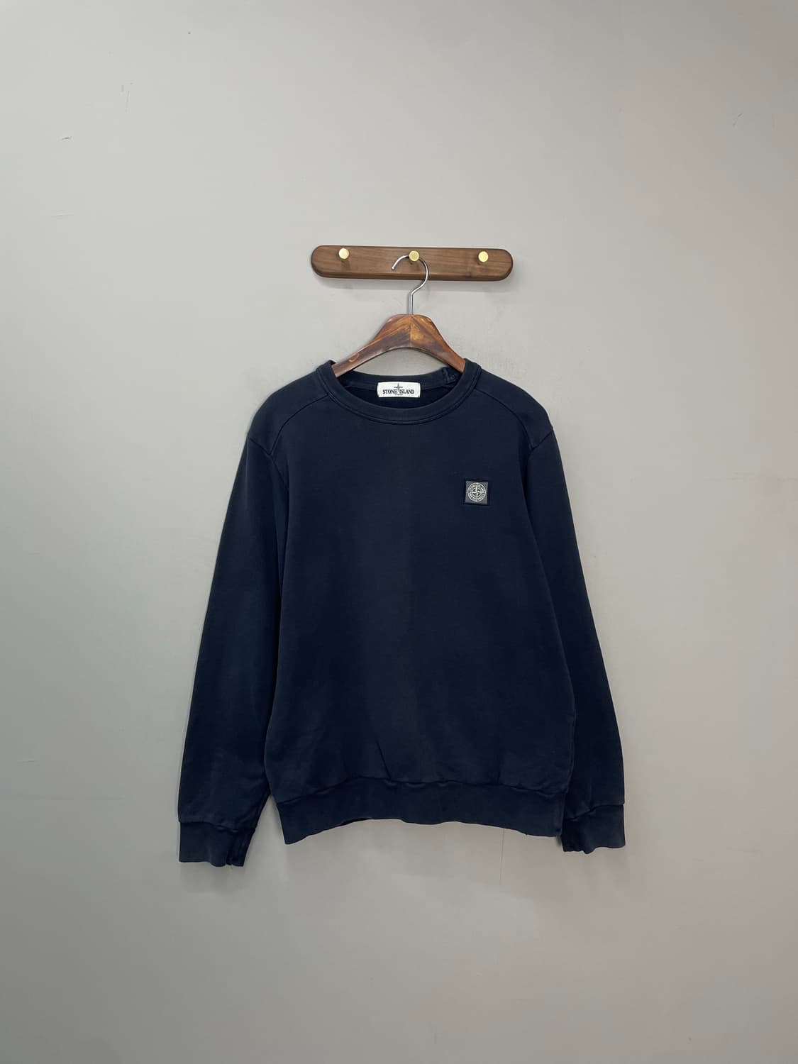 스톤아일랜드 로고패치 네이비 맨투맨 H1174 상품이미지2