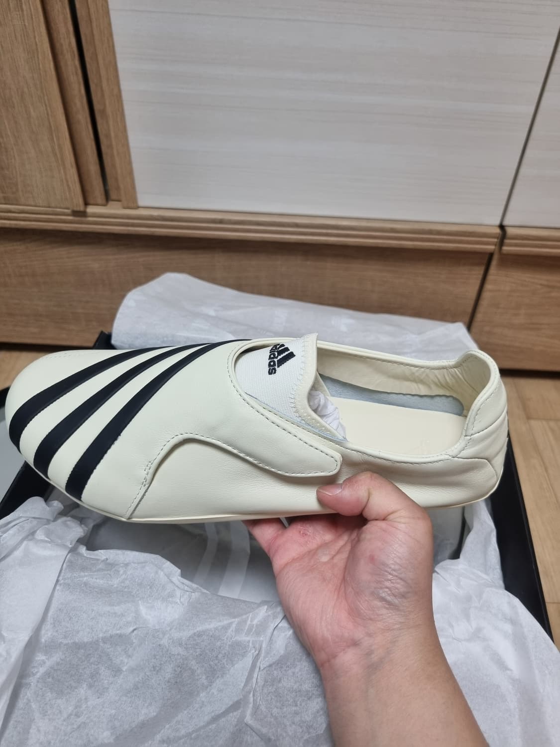 아디다스 x 퍼렐 윌리엄스 버지니아 바리오 플랫 어서 290 상품이미지4