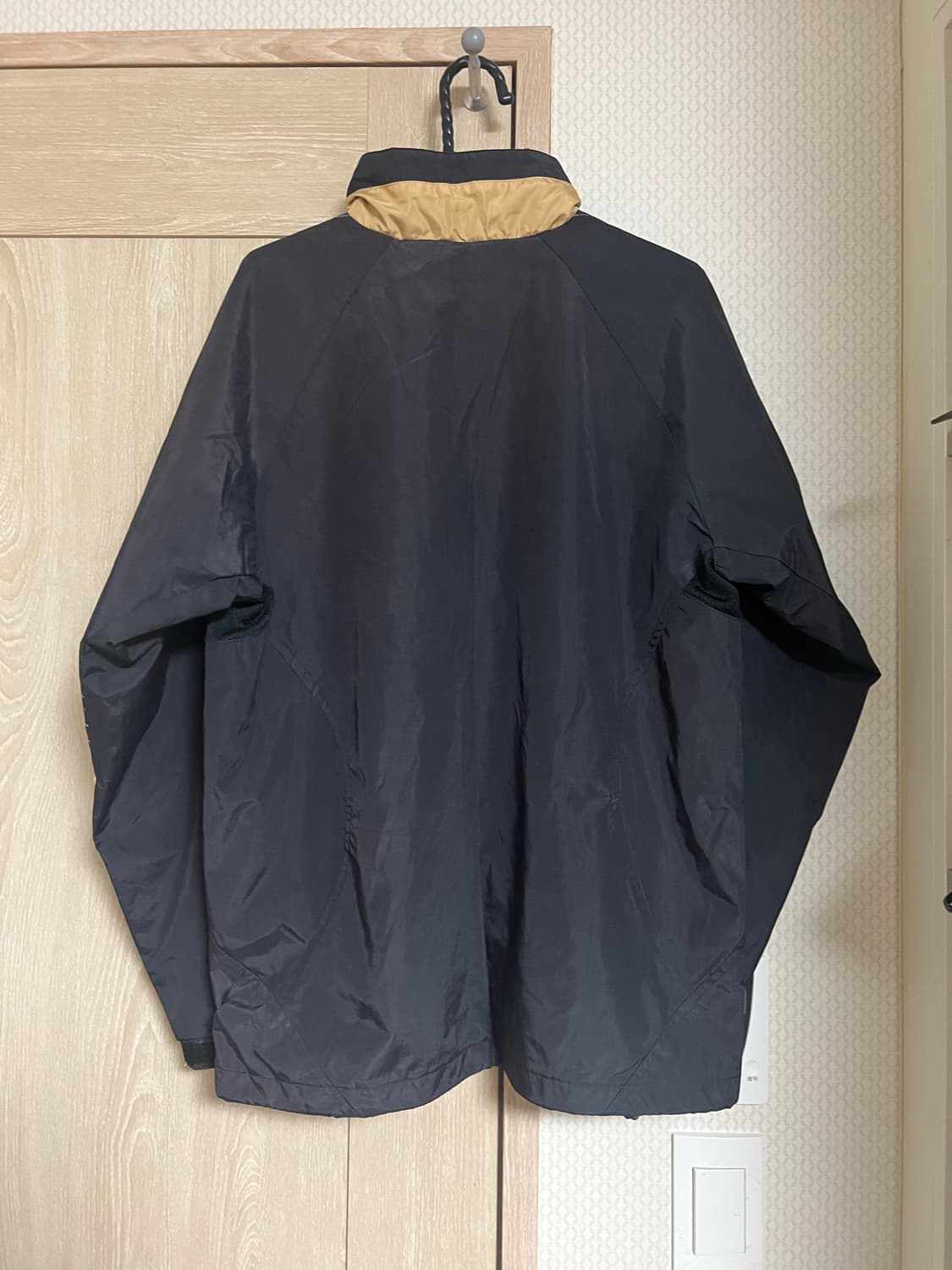 00s 나이키 올드스쿨 토탈90 블랙 골드 바람막이 상품이미지2