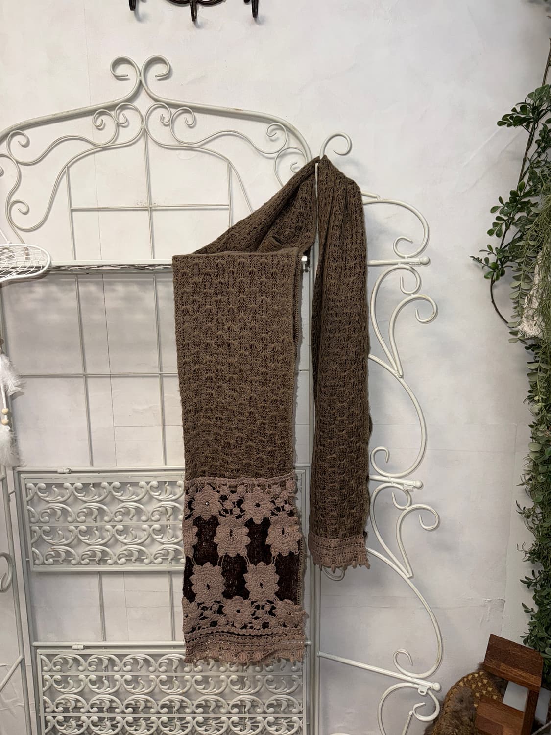 Brown crochet flower detail muffler  상품이미지1