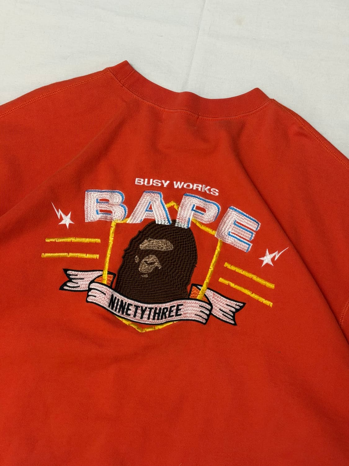 국내유일) 베이프 busy works 자수 맨투맨 오렌지 상품이미지3