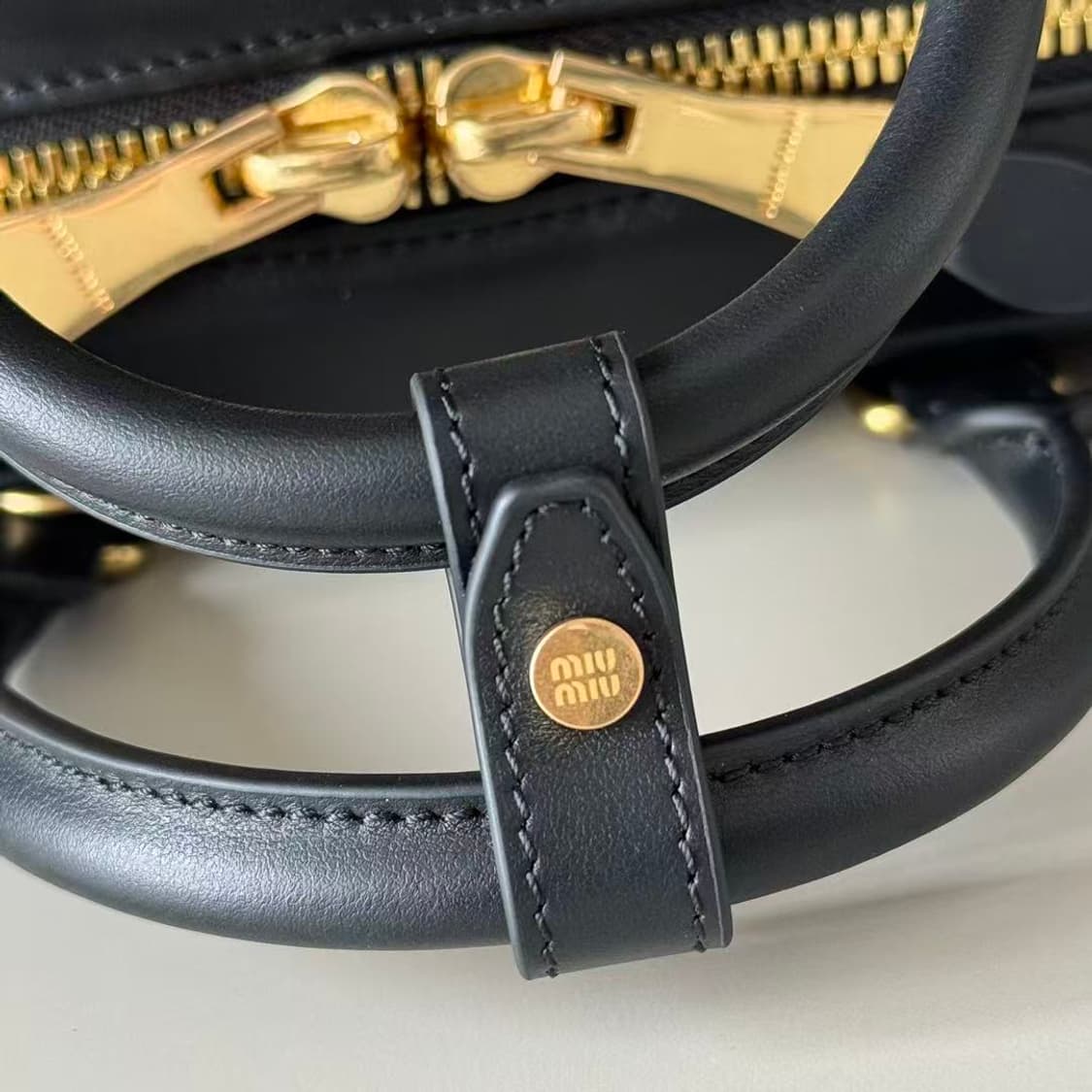 미우 미우 아르카디 레더 미니백 블랙 상품이미지5