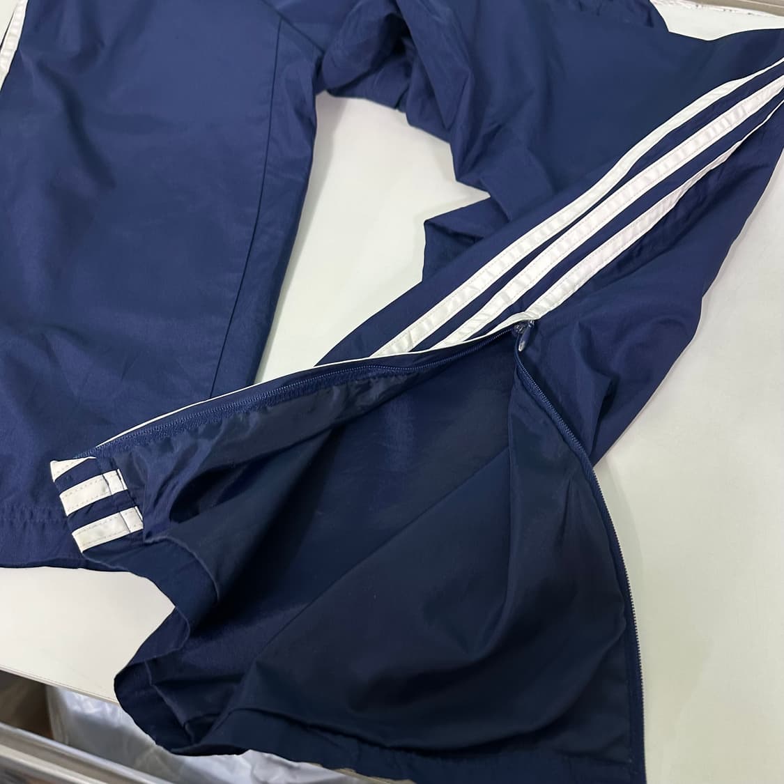 M 아디다스 네이비 삼선스트라이프 기본로고 바막재질 트랙팬츠 상품이미지6