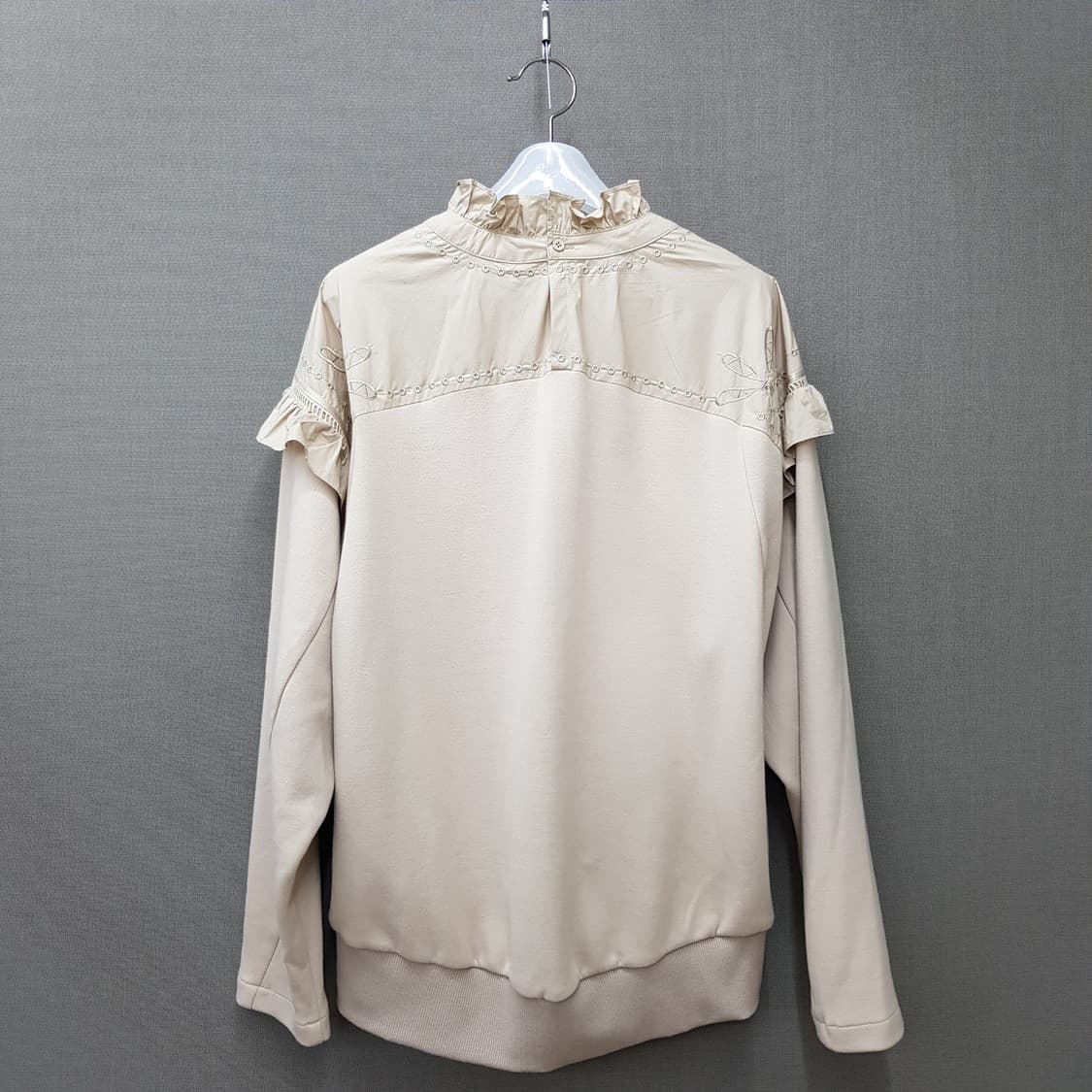 한섬 시스템 2020 프릴 자수 디테일 맨투맨 82-94-160사이즈 상품이미지4