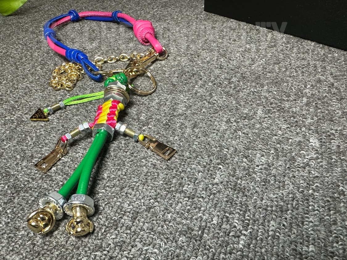 프라다 로봇 백참 블루 상품이미지6