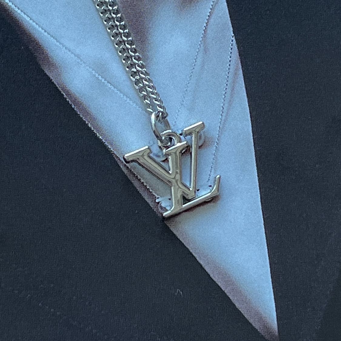 루이비통 LV 로고 업사이클링 실버 목걸이 상품이미지3