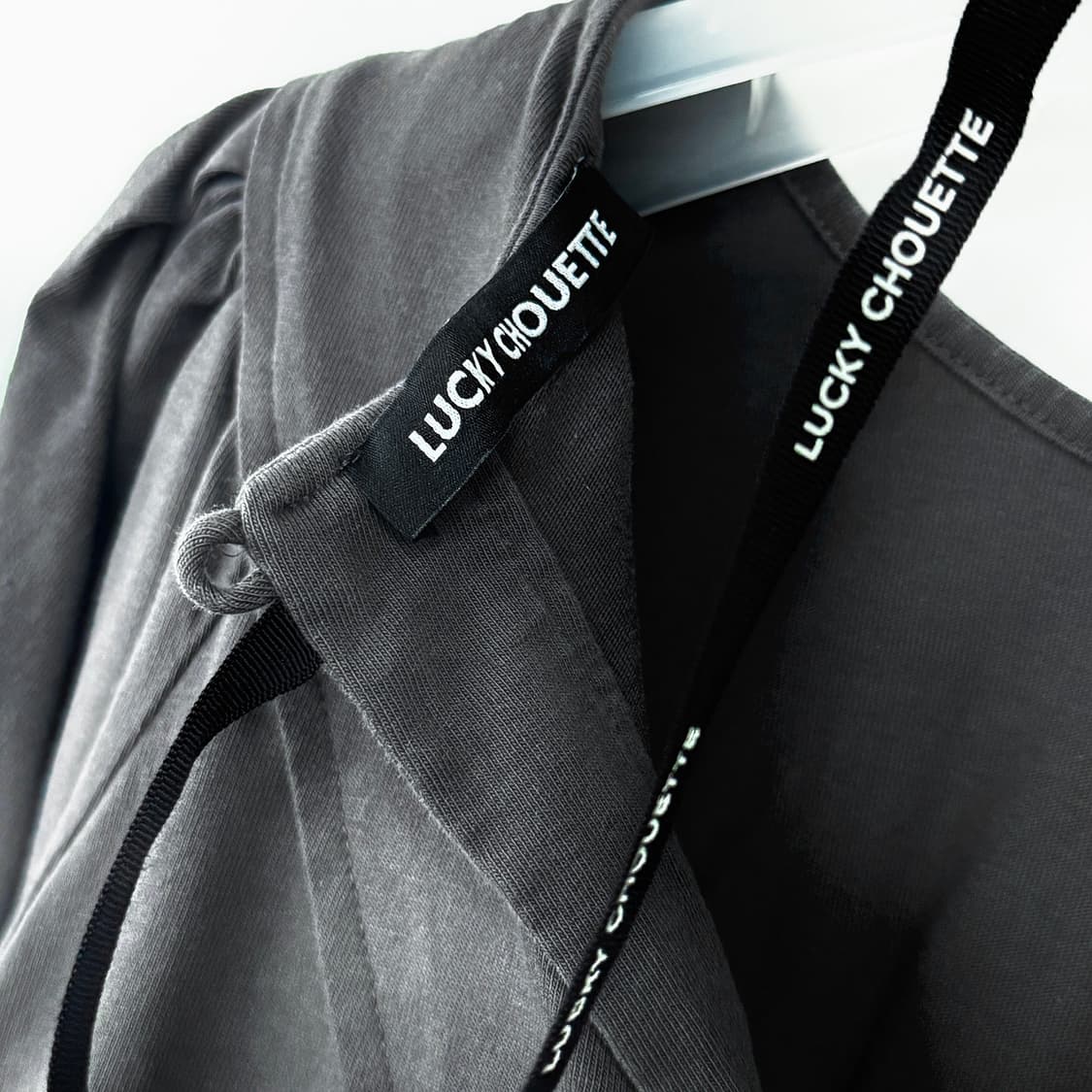 럭키슈에뜨 22 퍼프 크롭 티셔츠 상품이미지3