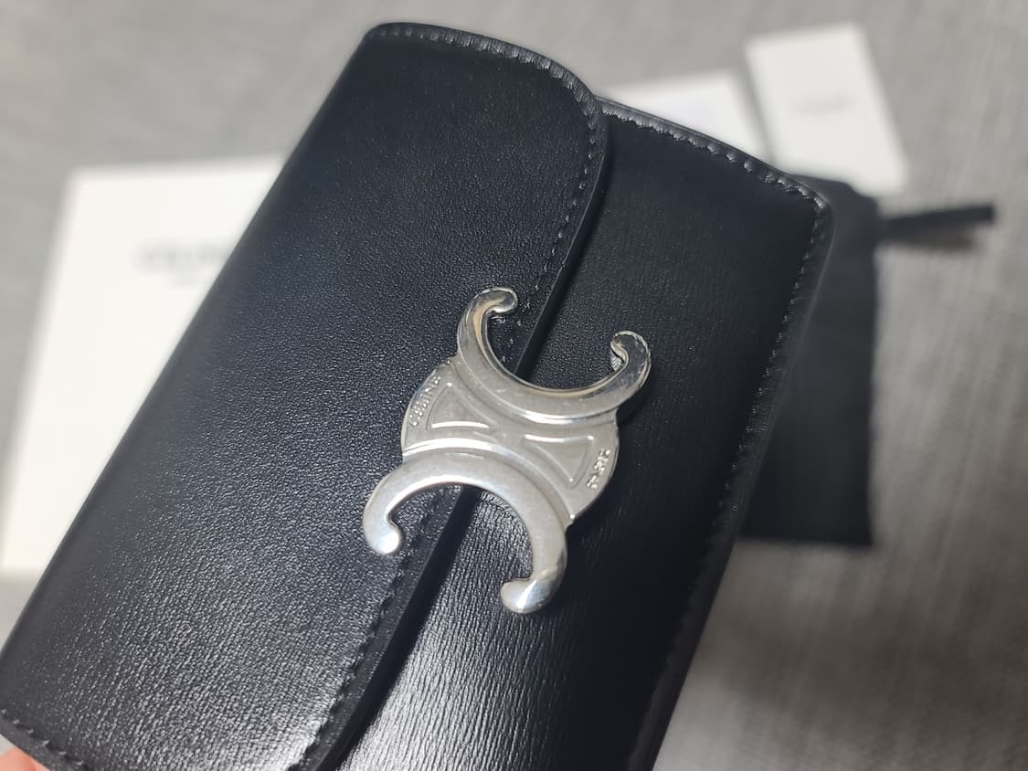 셀린느 트리옹프 플랩 샤이니 카프스킨 카드지갑 상품이미지2