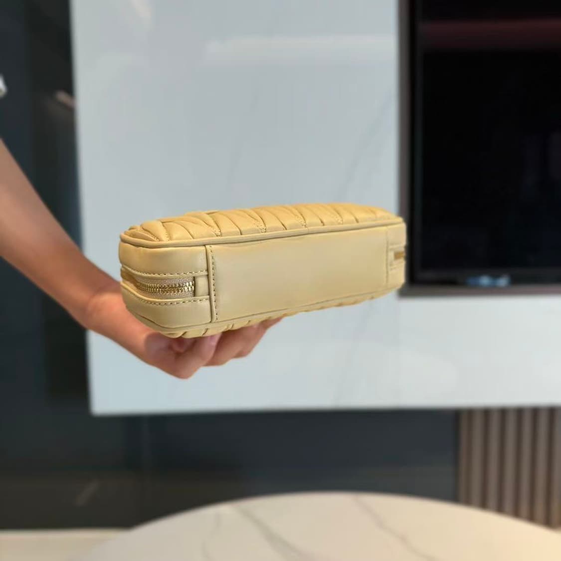 미우 미우 아르카디 마테라쎄 나파 레더 미니백1 상품이미지7